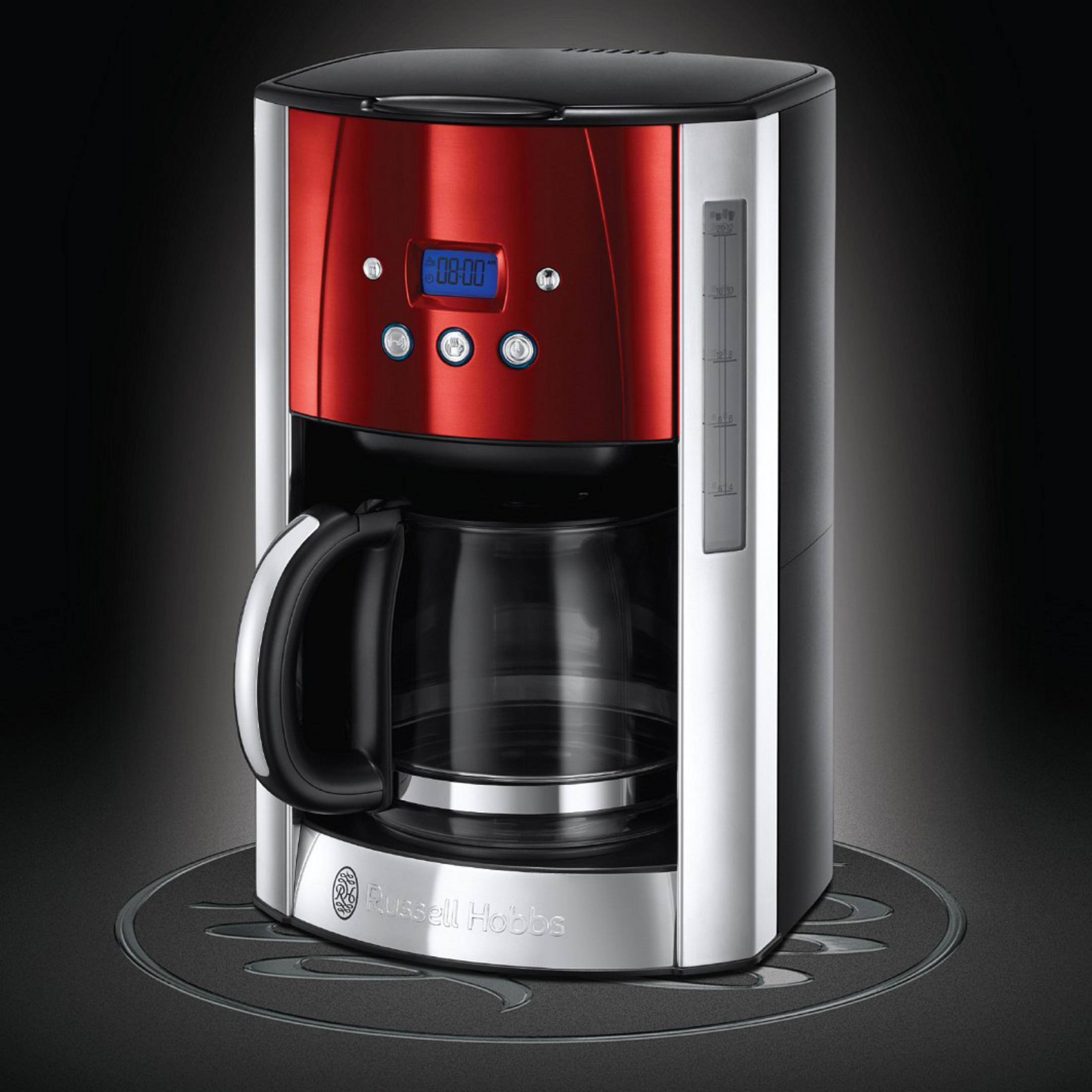 Una caffettiera rossa e nera con caraffa in vetro. Il display mostra l'ora.