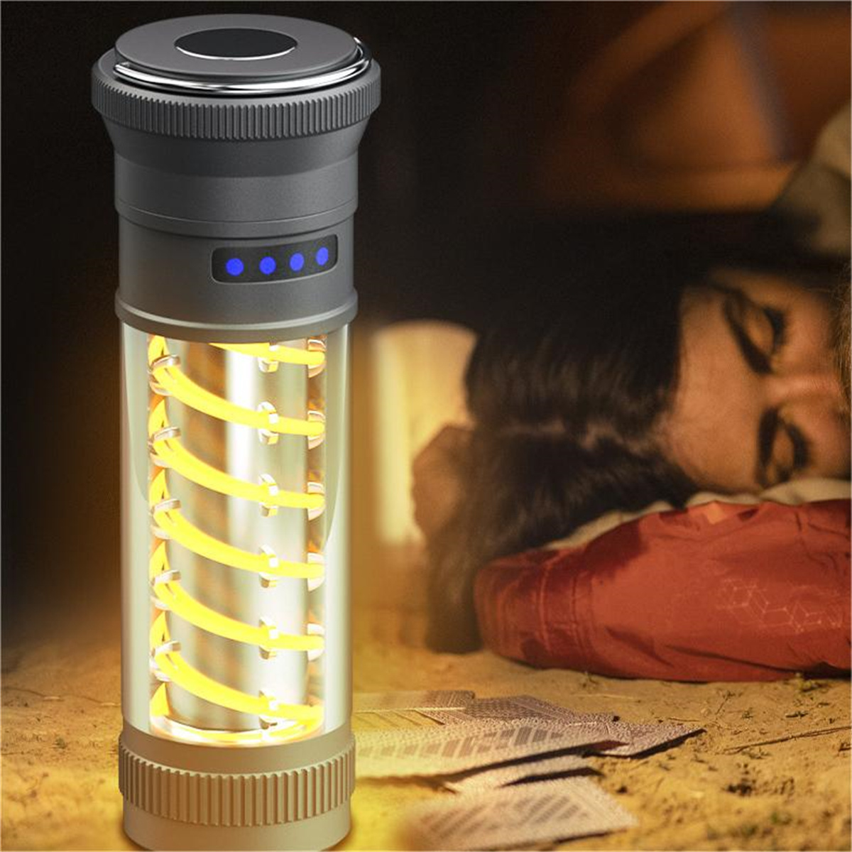 Eine Taschenlampe neben einer liegenden Person. Das Innere der Taschenlampe ist mit einer Spirale beleuchtet.