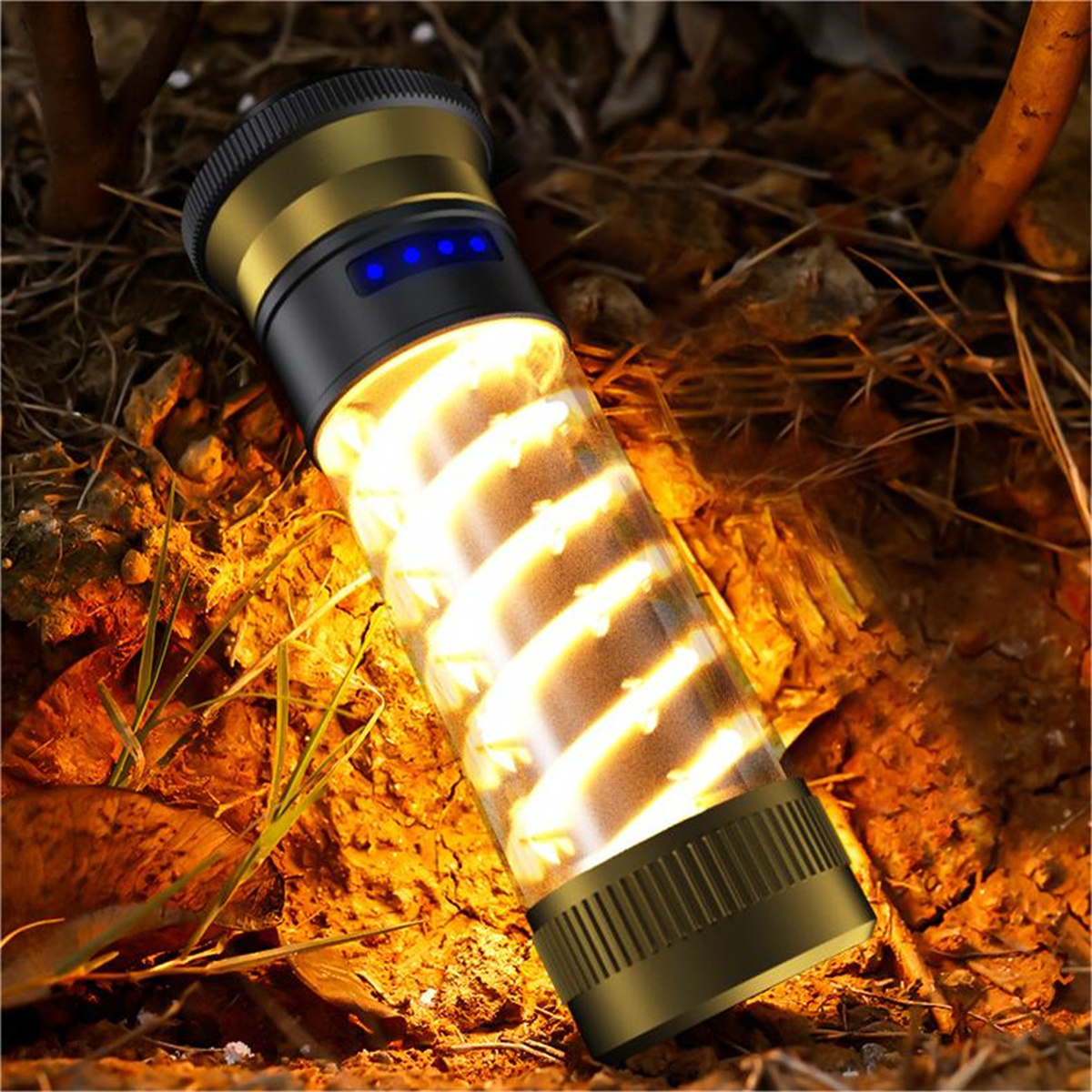 Eine Taschenlampe mit einem Spiralenlicht im Inneren, in einer Waldumgebung.