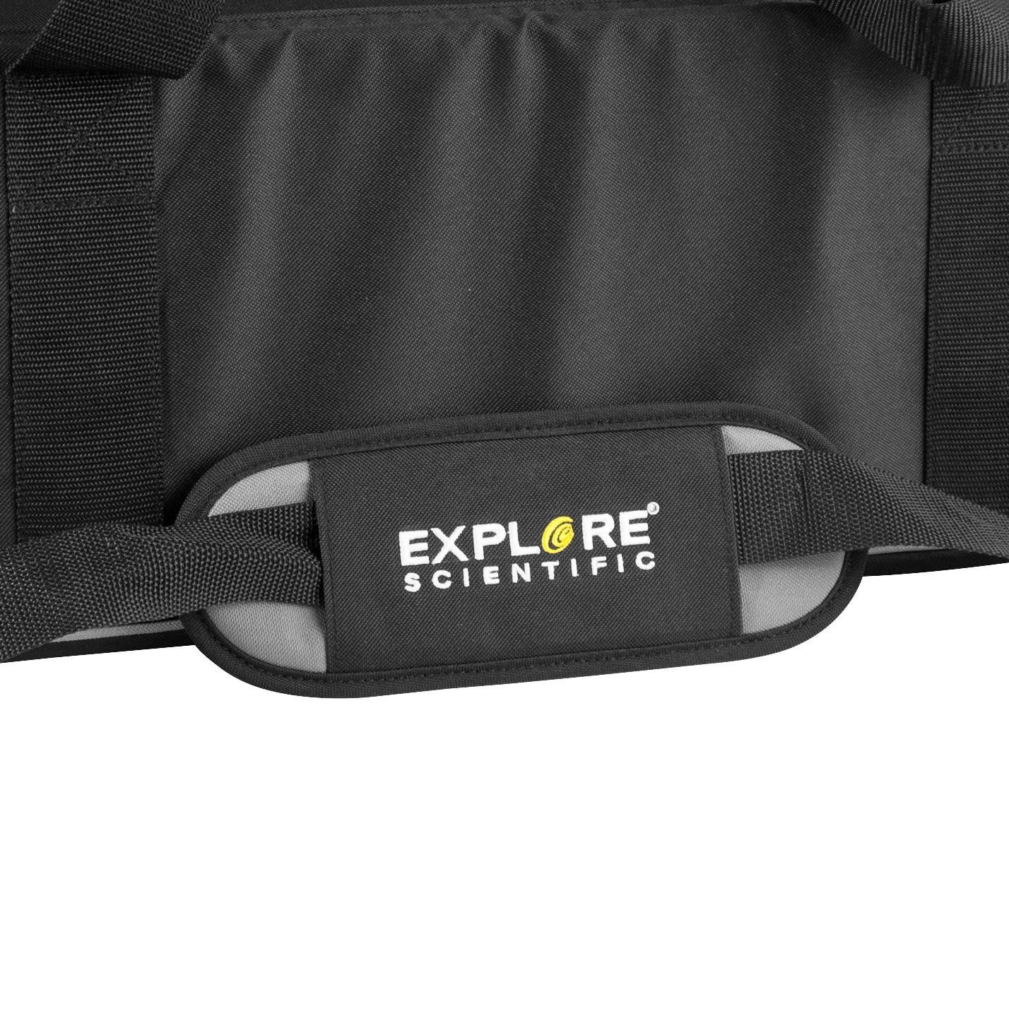Nahaufnahme einer schwarzen Tasche mit grauem Gurt und dem EXPLORE SCIENTIFIC Logo in Weiß.
