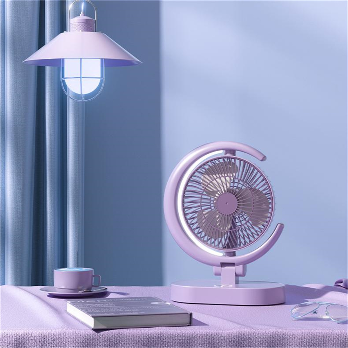 Ein lila-farbener Raum mit Lampe, Tisch, Ventilator, Tasse, Buch und Brille.