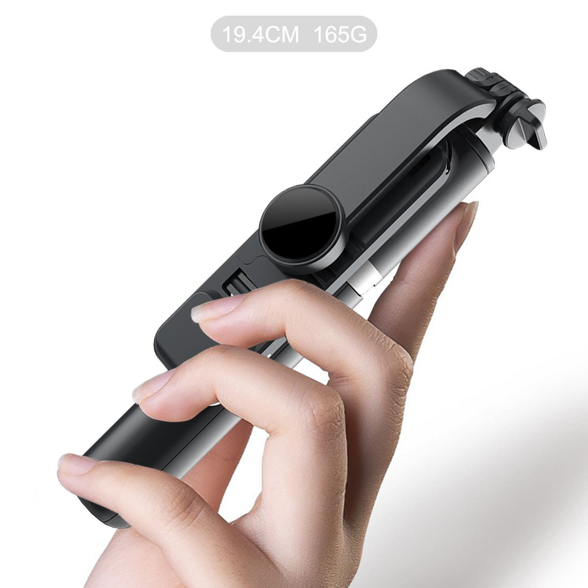 Hand hält einen schwarzen Selfie-Stick. Der Stick ist teilweise ausgezogen.