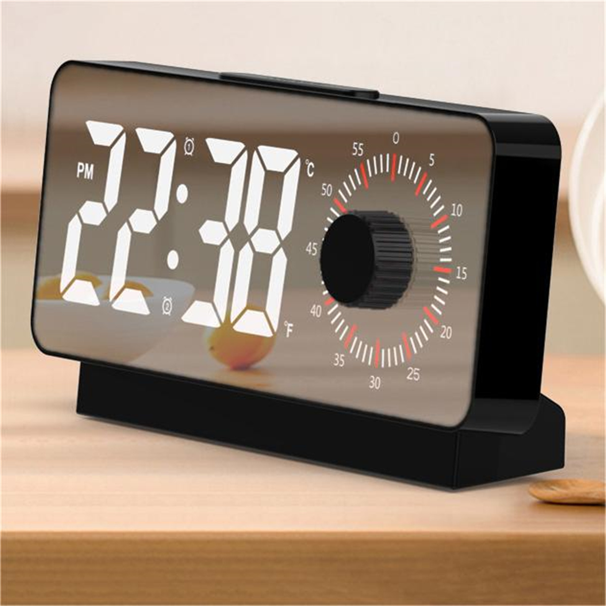 Digitaler Wecker mit Anzeige 22:38 und Temperatur. Schwarzes Gehäuse.