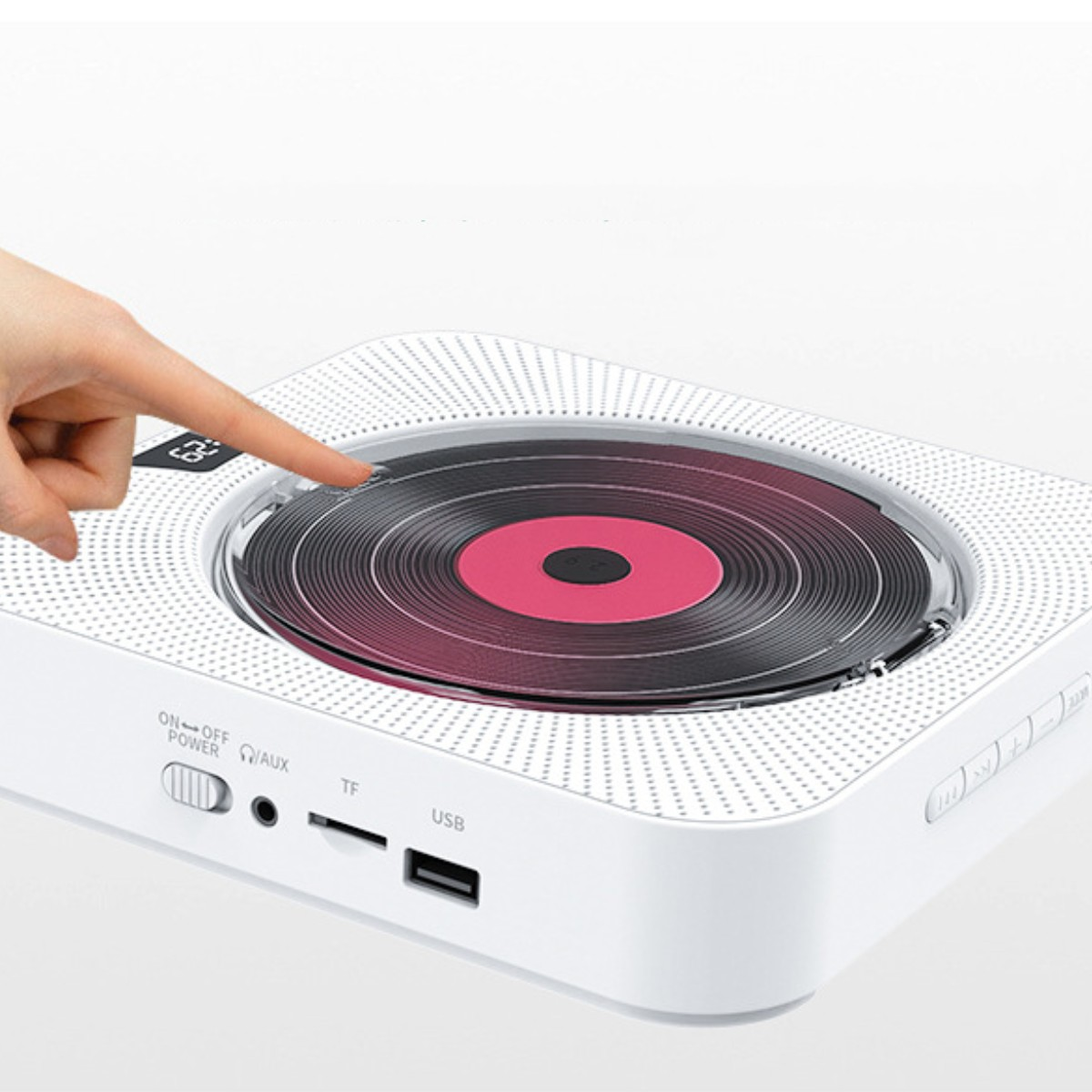 Ein weißer CD-Player mit einer Hand, die die CD berührt. Er hat Knöpfe und einen USB-Anschluss.