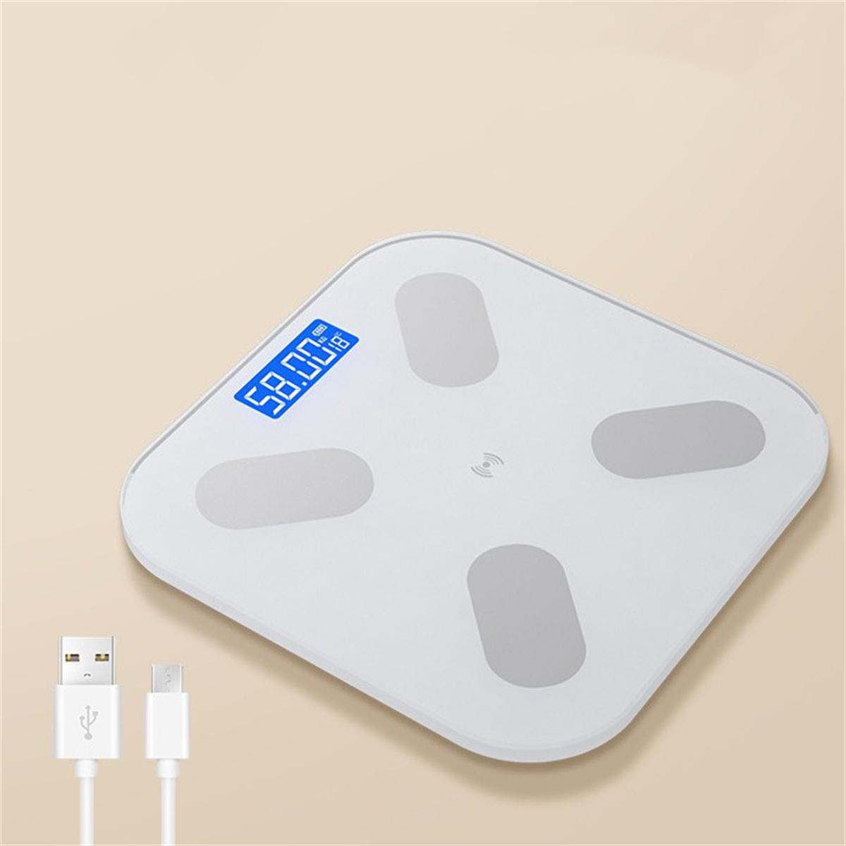 Eine digitale weiße Badezimmerwaage zeigt 58,00 kg an. Es gibt zwei USB-Kabel.