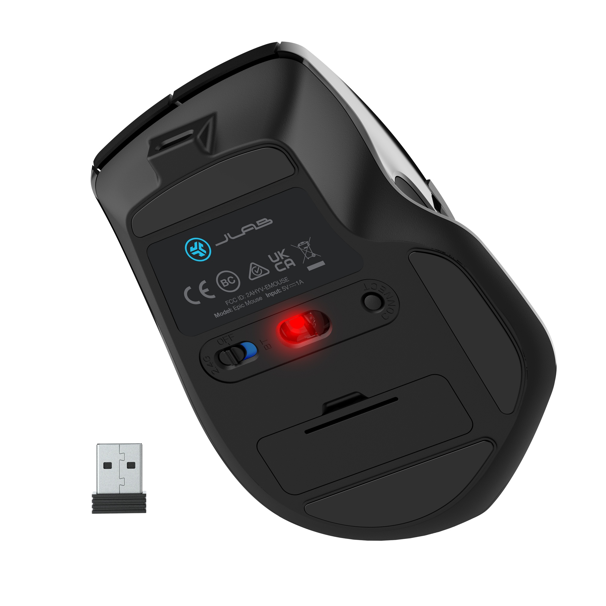 Eine schwarze, kabellose Maus mit USB-Empfänger und roter Betriebsanzeige.