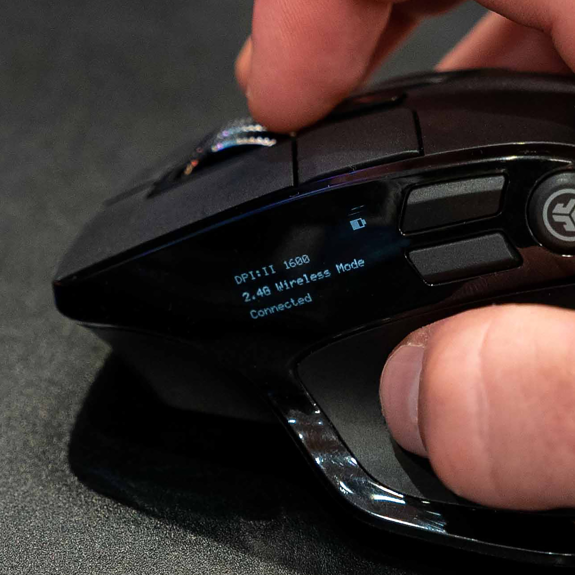 Eine schwarze Computermaus mit einem kleinen Display, das DPI und Verbindungsstatus anzeigt.