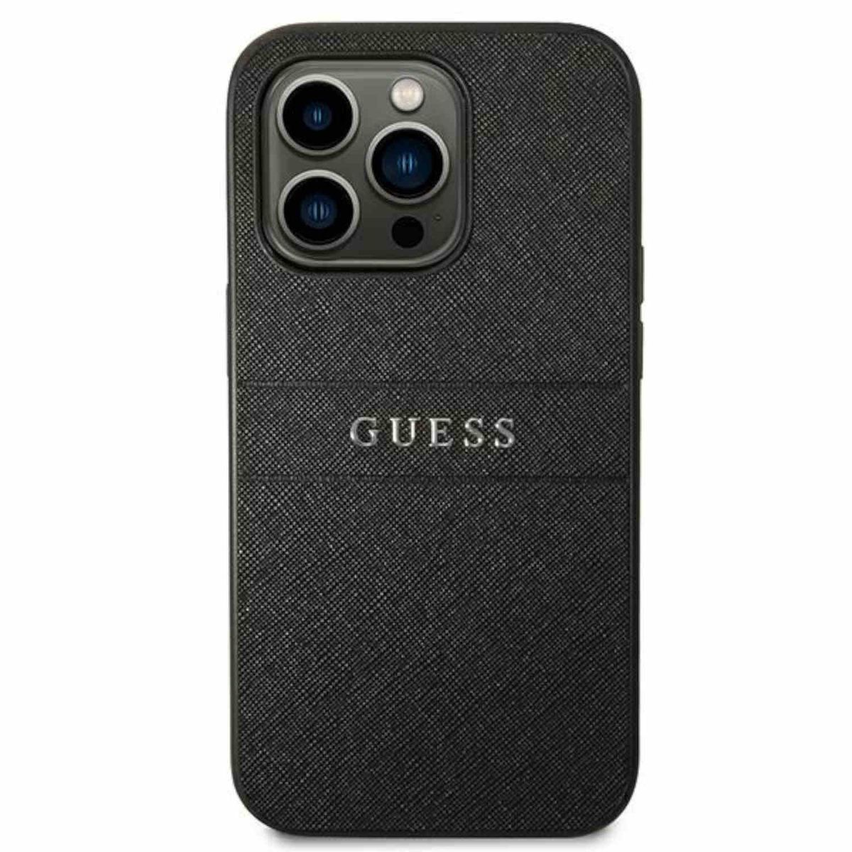 Una custodia per telefono nera con il logo GUESS, con tre obiettivi della fotocamera. La custodia è strutturata.