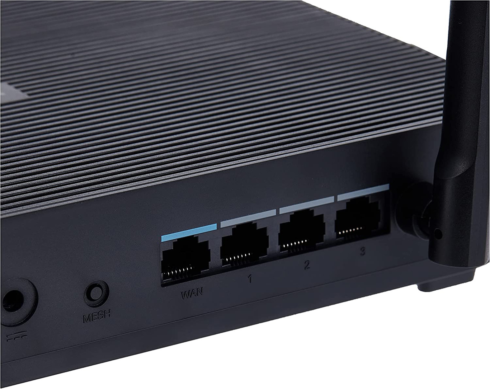 Czarny router z czterema portami ethernet i portem mesh z boku.