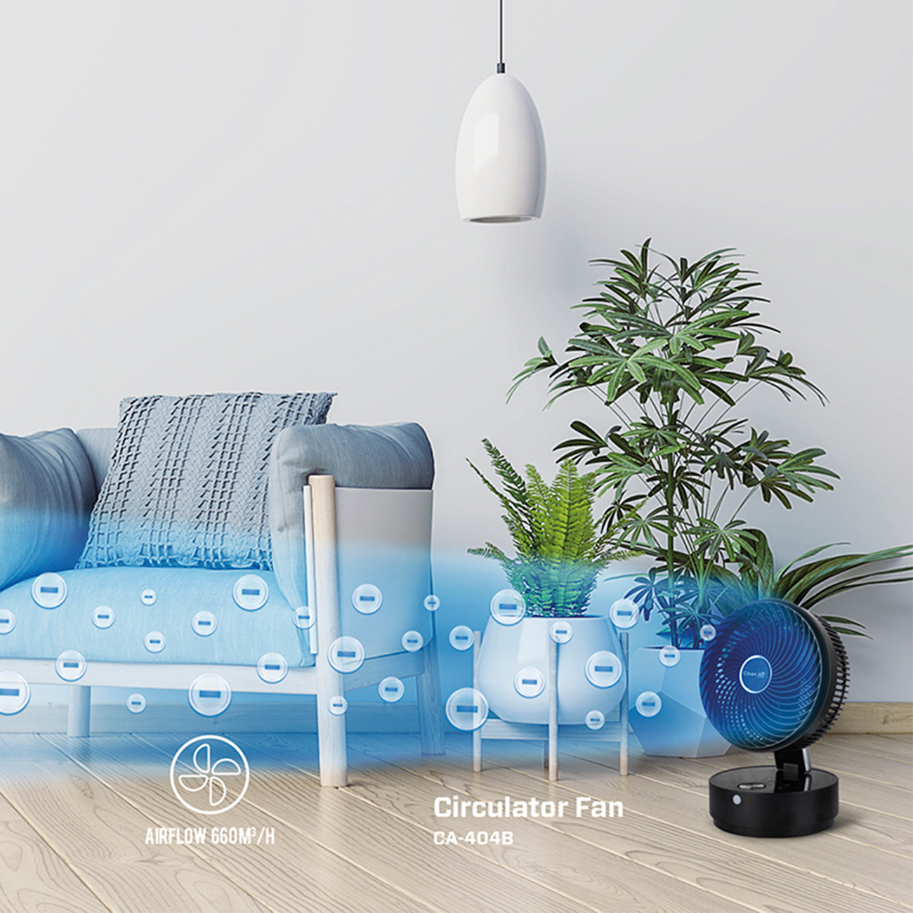 Un ventilateur circulateur sur une base noire, avec des effets d'air bleu, dans une pièce avec un canapé et des plantes.