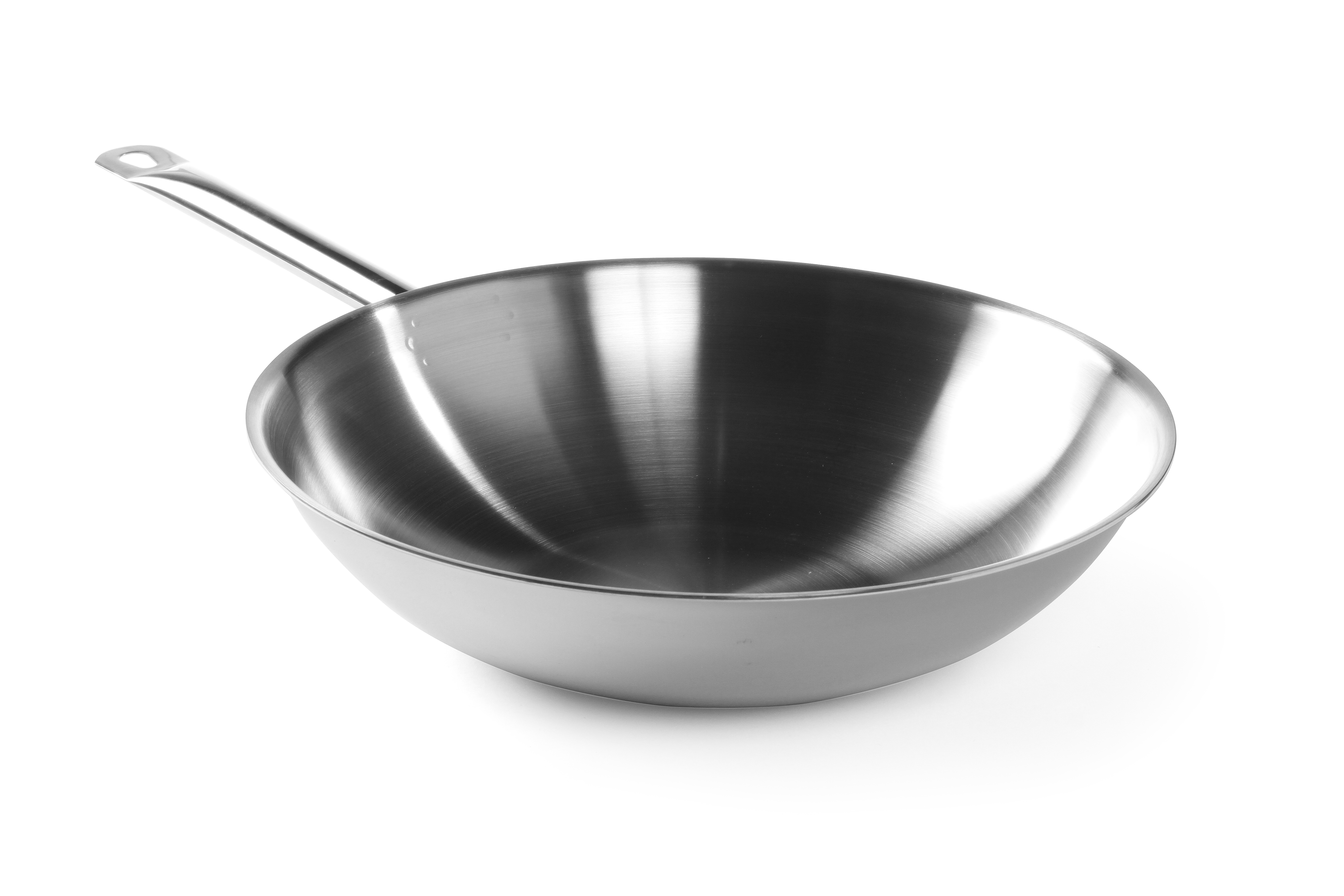 Wok in acciaio inossidabile su sfondo bianco. Il wok ha un lungo manico ed è vuoto.