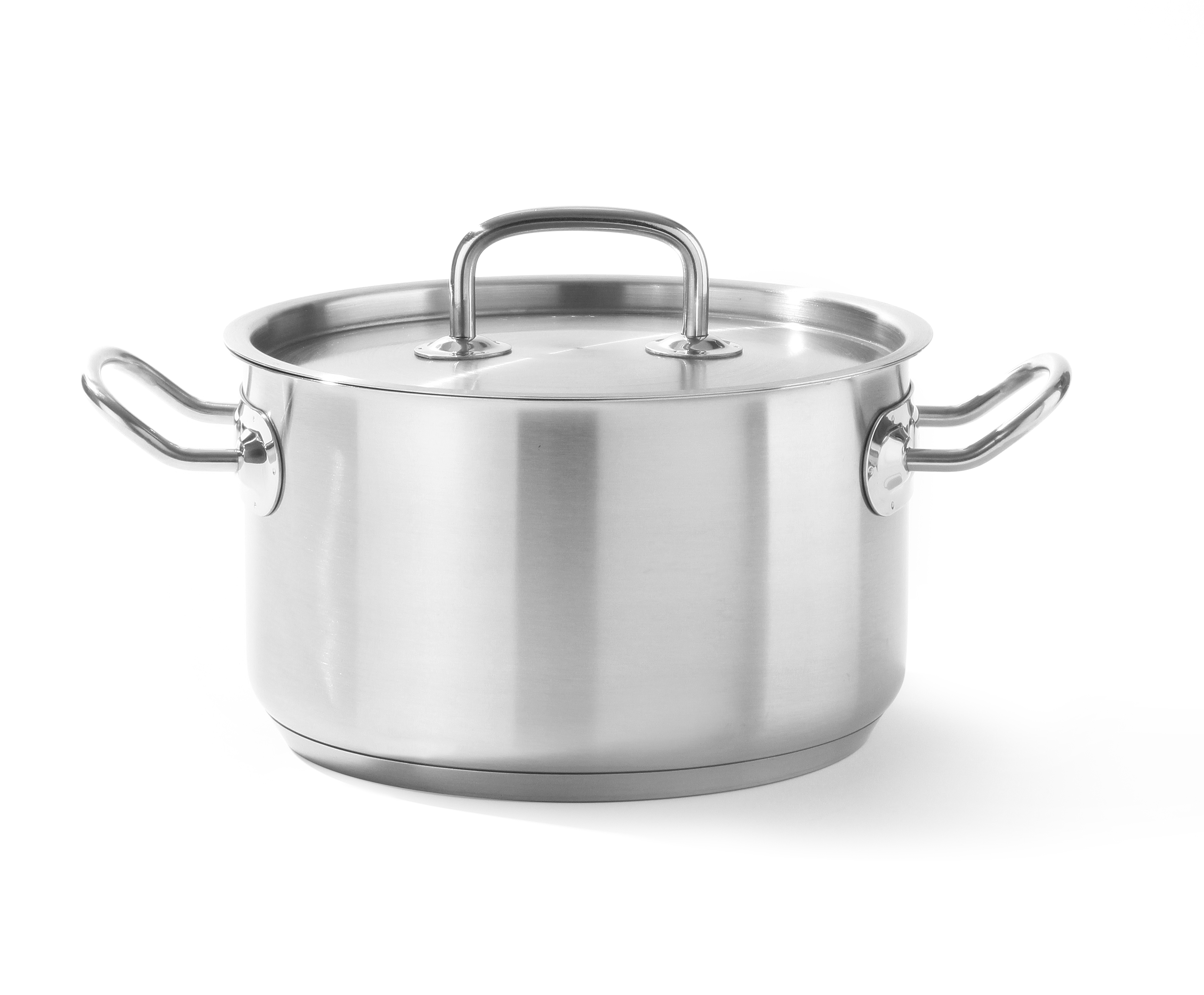 Pentola in acciaio inox con coperchio e due manici, isolata su sfondo bianco.