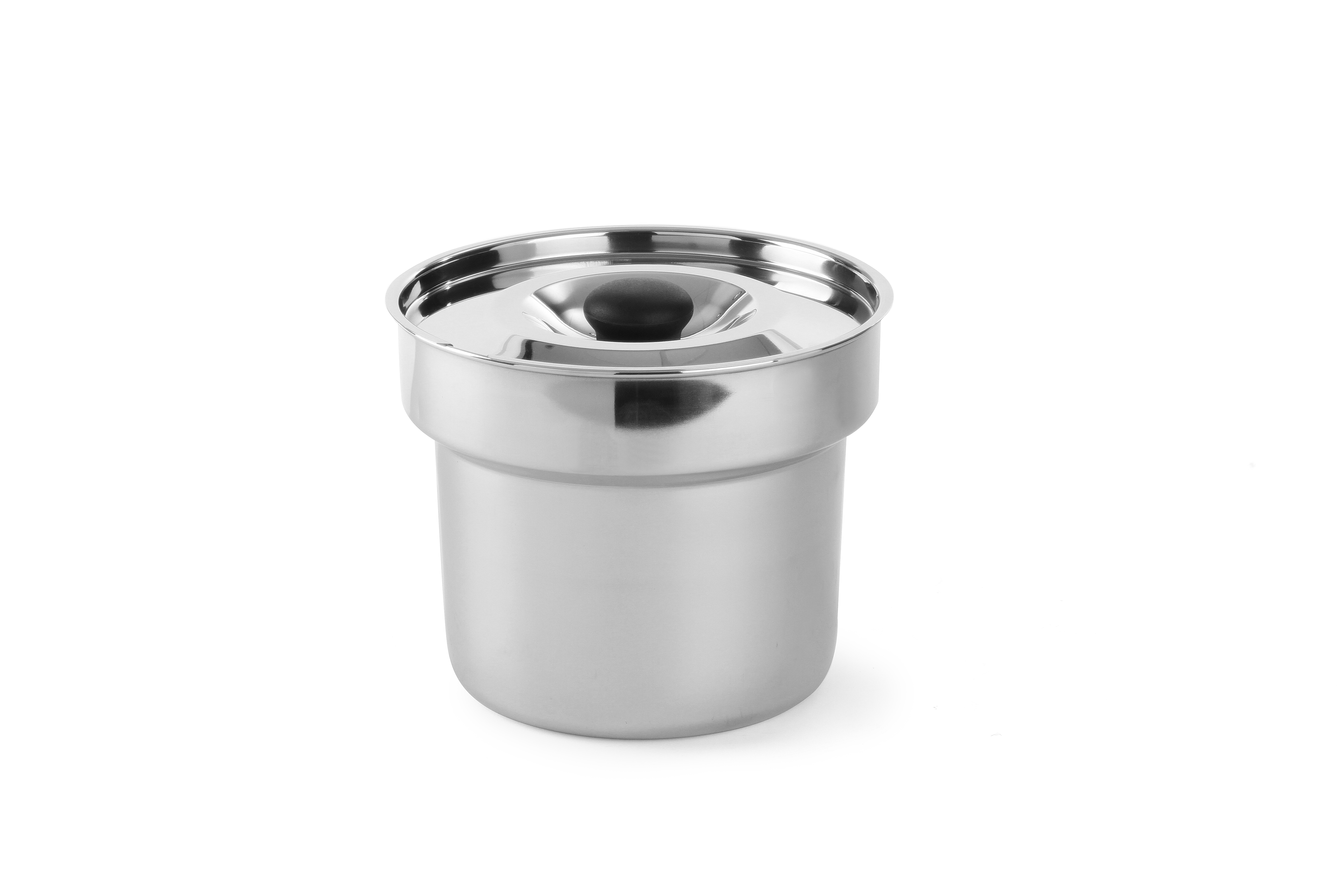 Contenitore in acciaio inox lucido con interno nero. Ha un coperchio con un foro al centro.