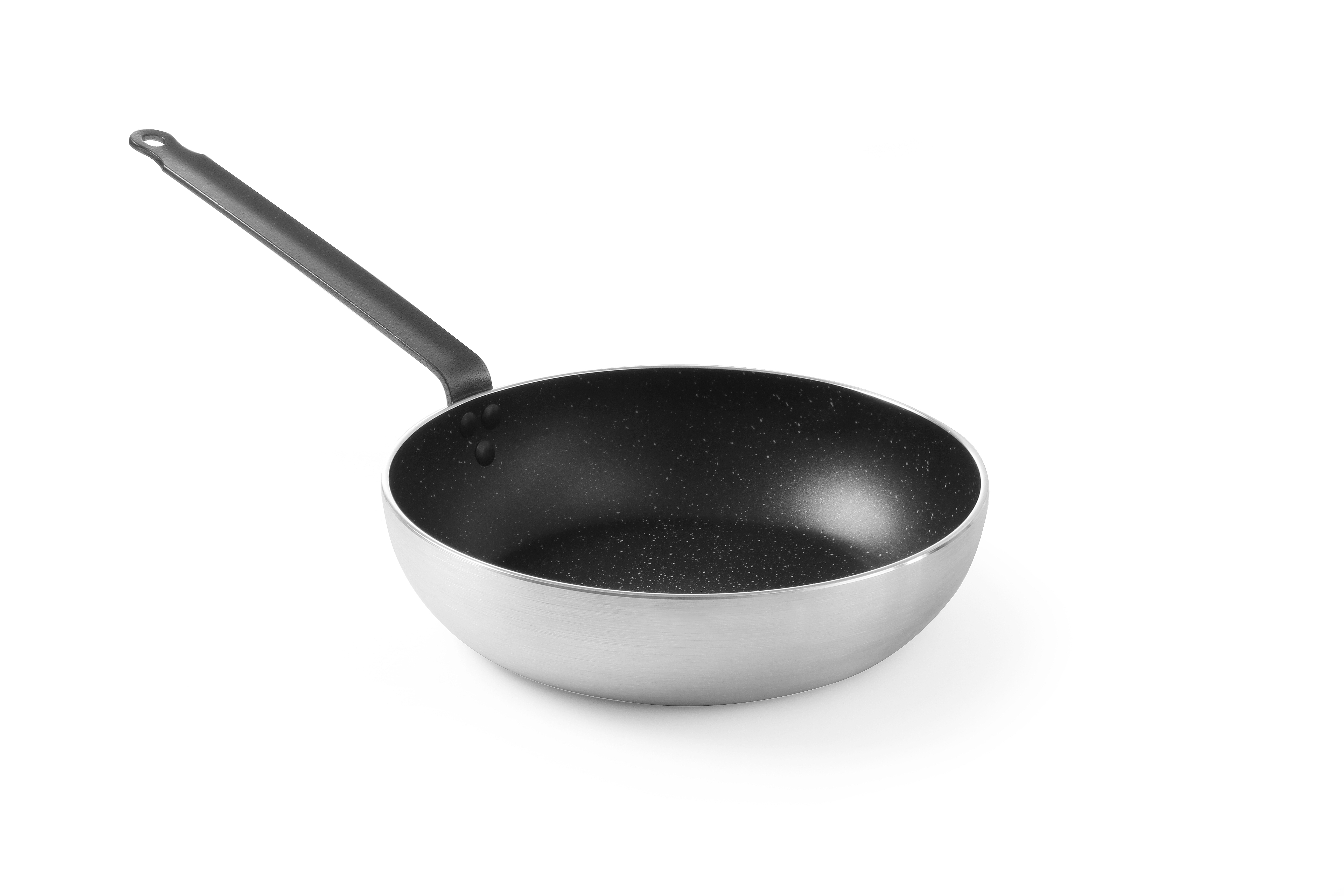 Una padella argentata con manico nero, posta su una superficie bianca.