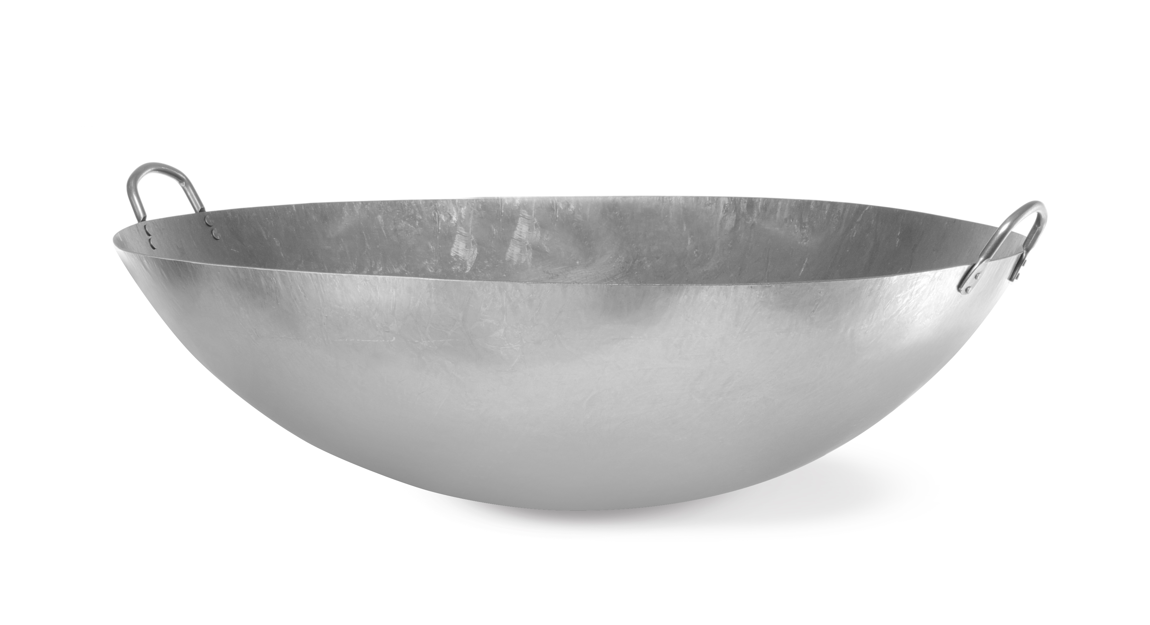 Grande wok argentato con due manici. Il wok è vuoto, su sfondo bianco. Metallo lucido.