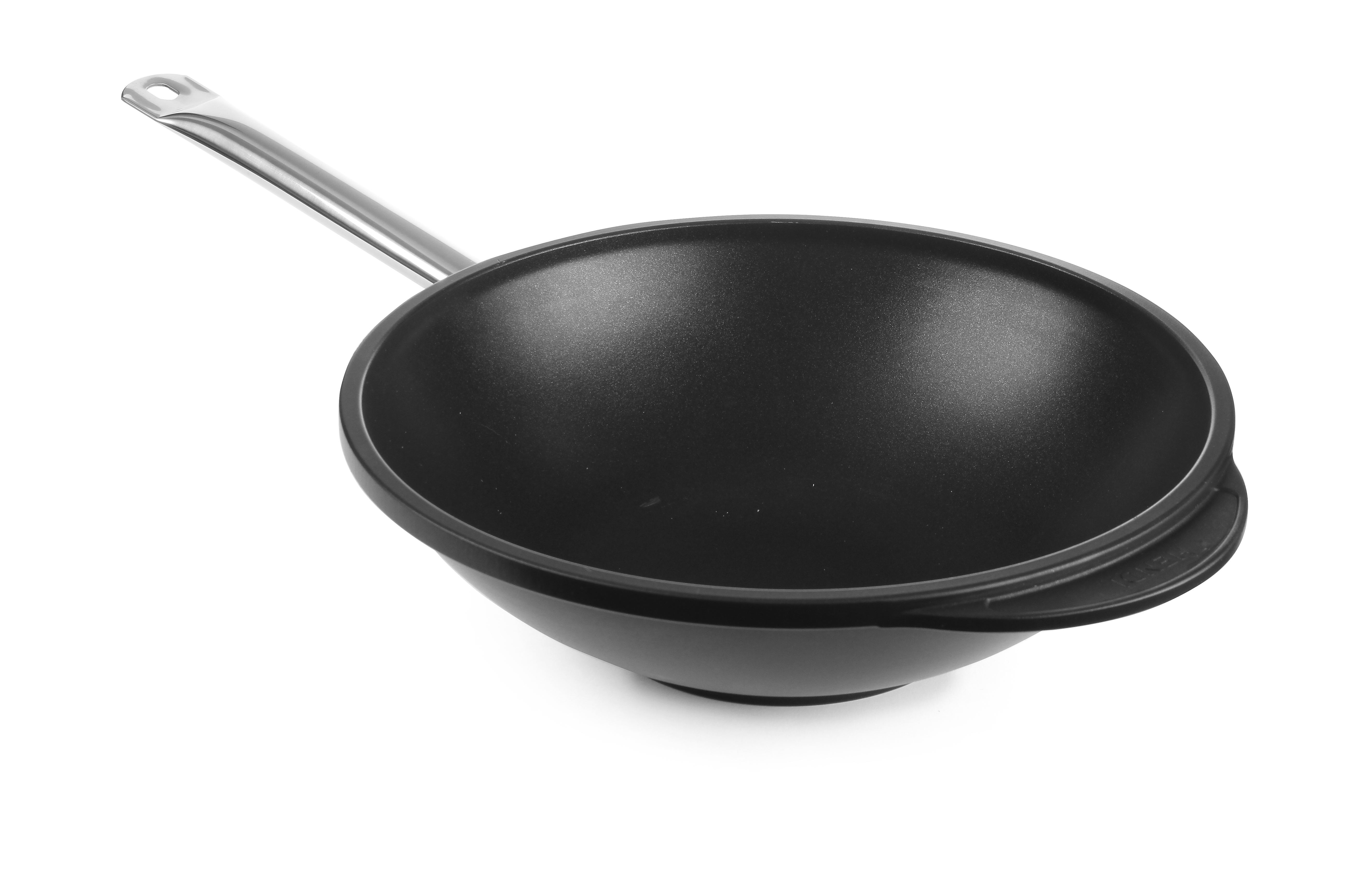 Schwarze Wokpfanne mit langem silbernen Griff. Die Pfanne ist auf weißem Hintergrund.