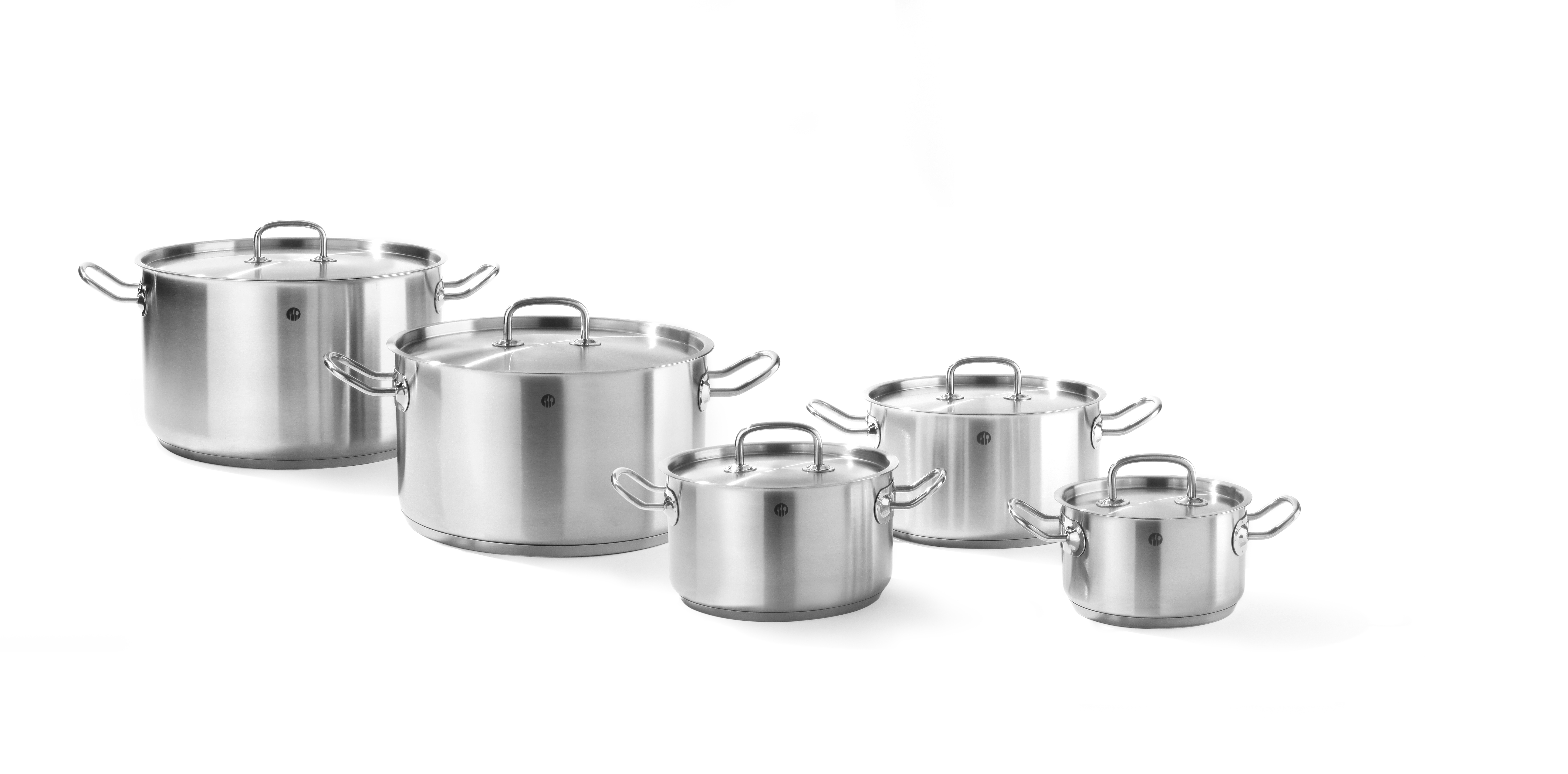 Set di pentole in acciaio inox con coperchi su sfondo bianco.