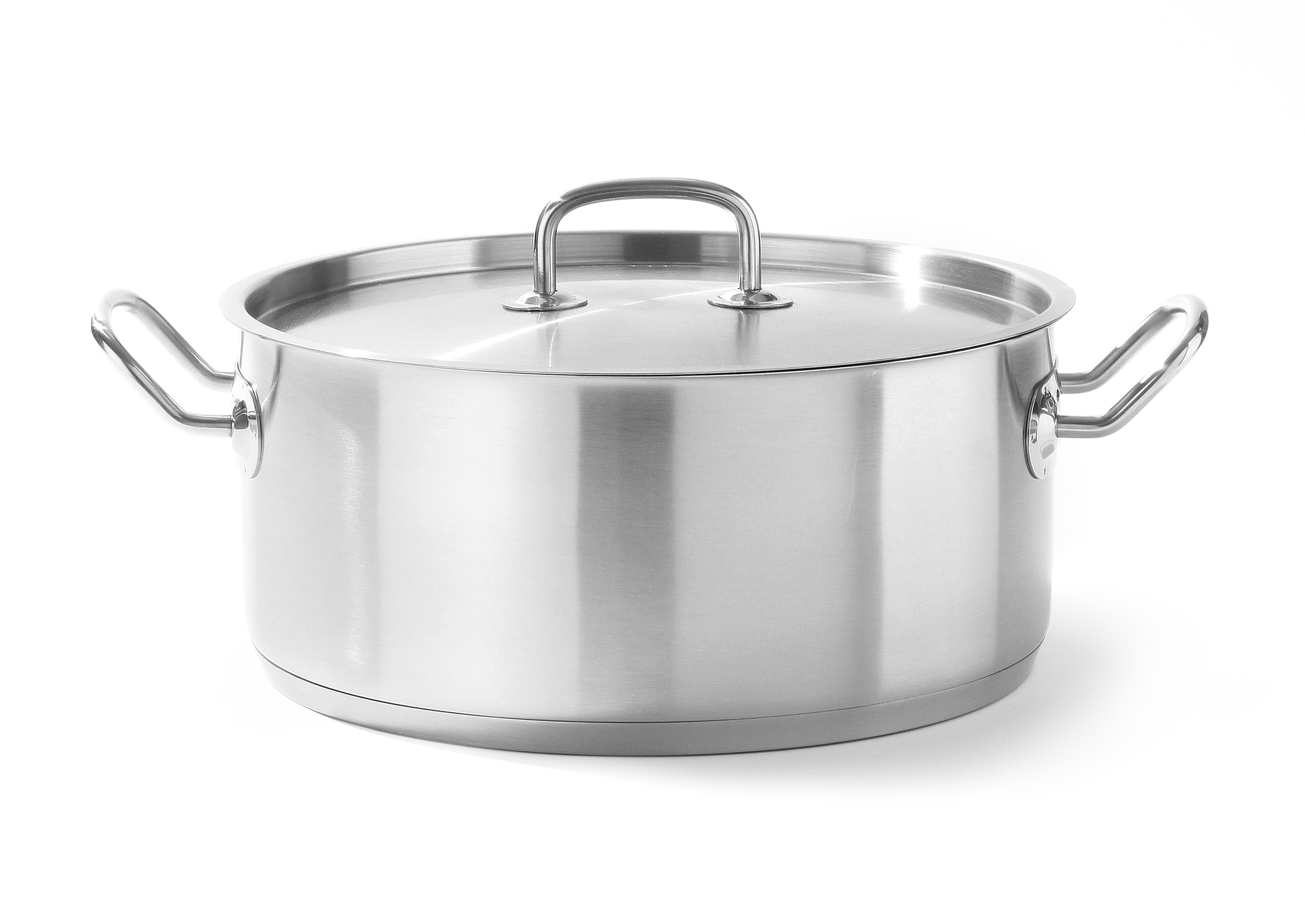 Pentola in acciaio inox con coperchio e manici, su sfondo bianco.