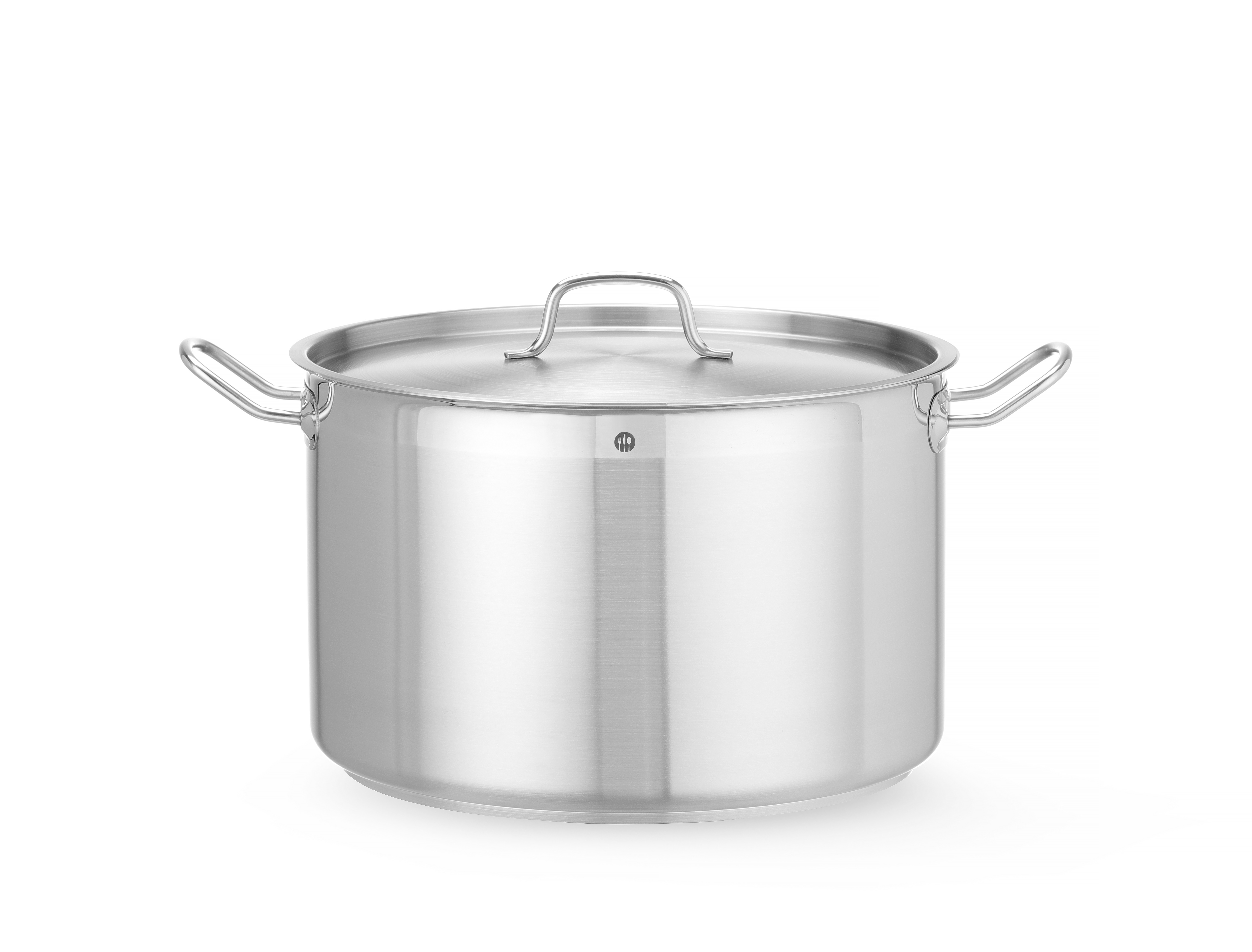 Una pentola in acciaio inox con due manici e un coperchio su sfondo bianco.