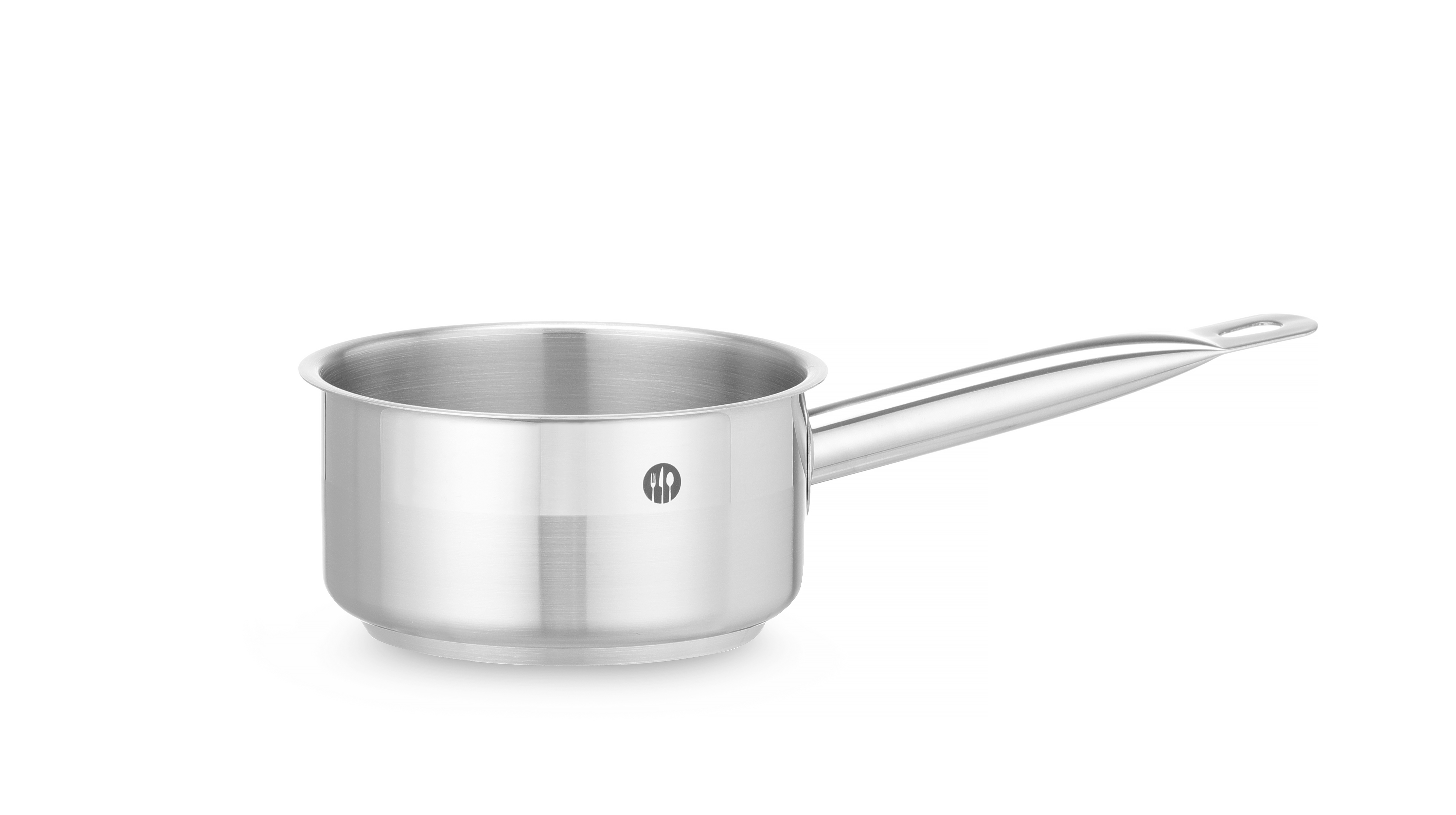 Casseruola in acciaio inox con manico, su sfondo bianco, vista angolata.