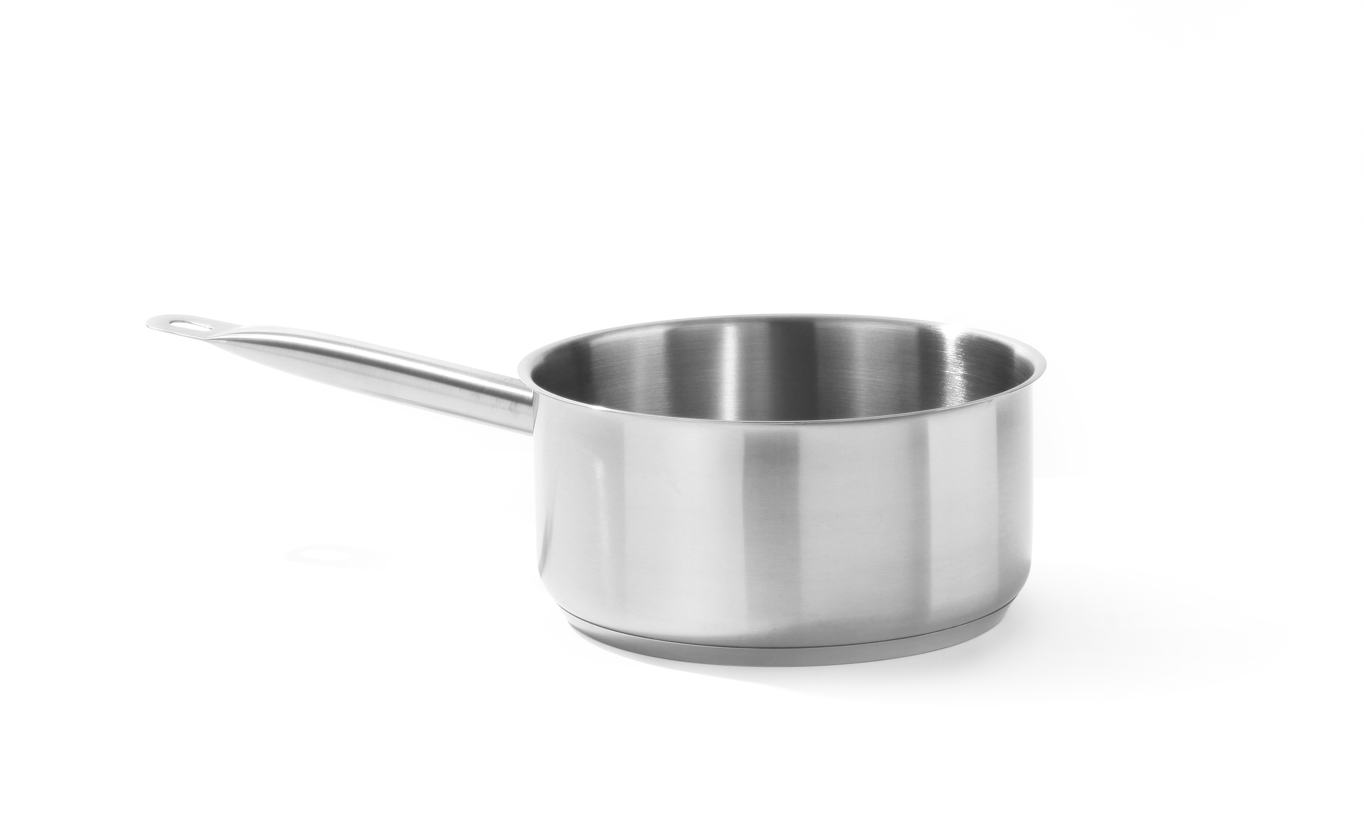 Casseruola in acciaio inox con manico, isolata su bianco.