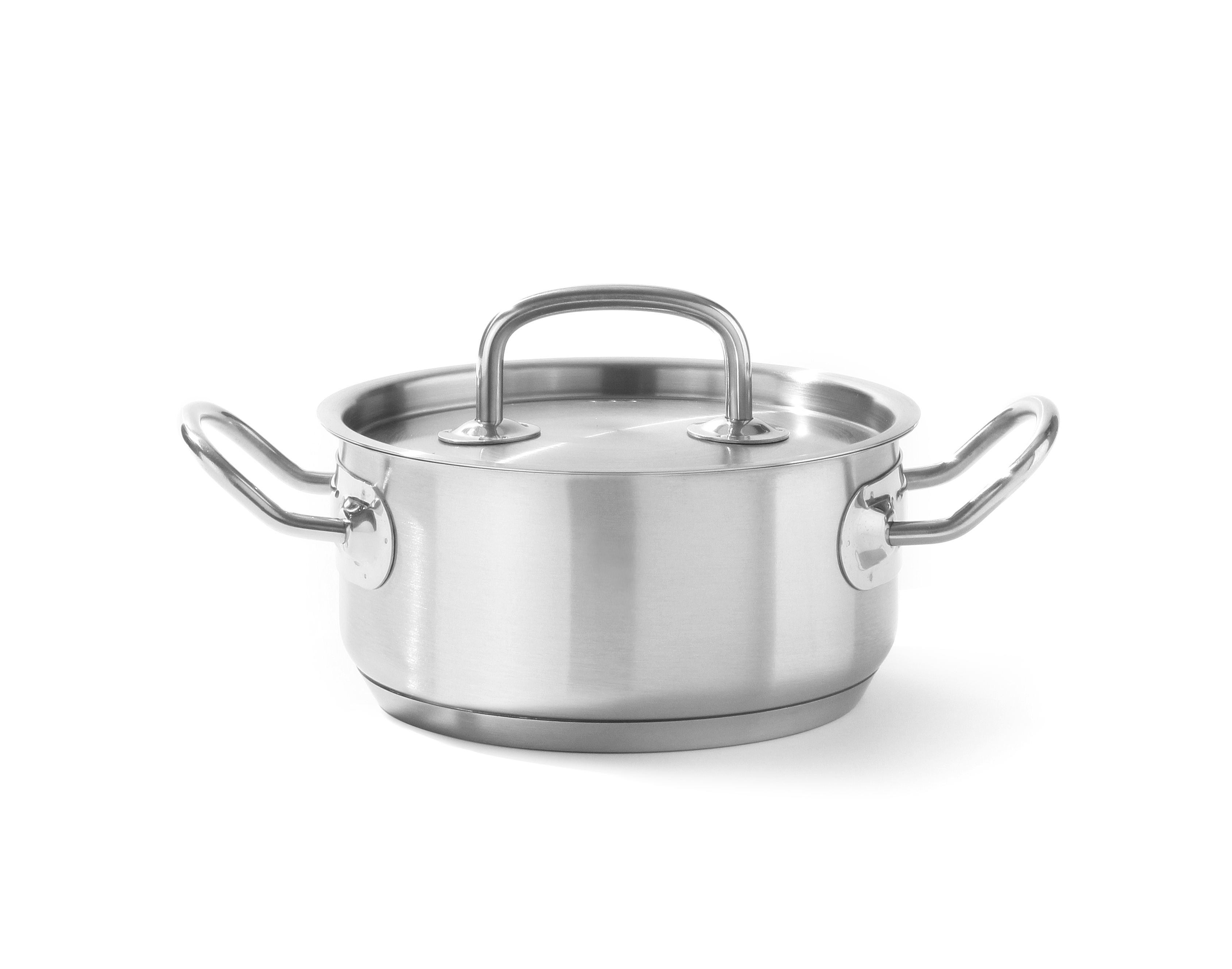 Casseruola in acciaio inox con due manici e coperchio. È isolata su sfondo bianco.