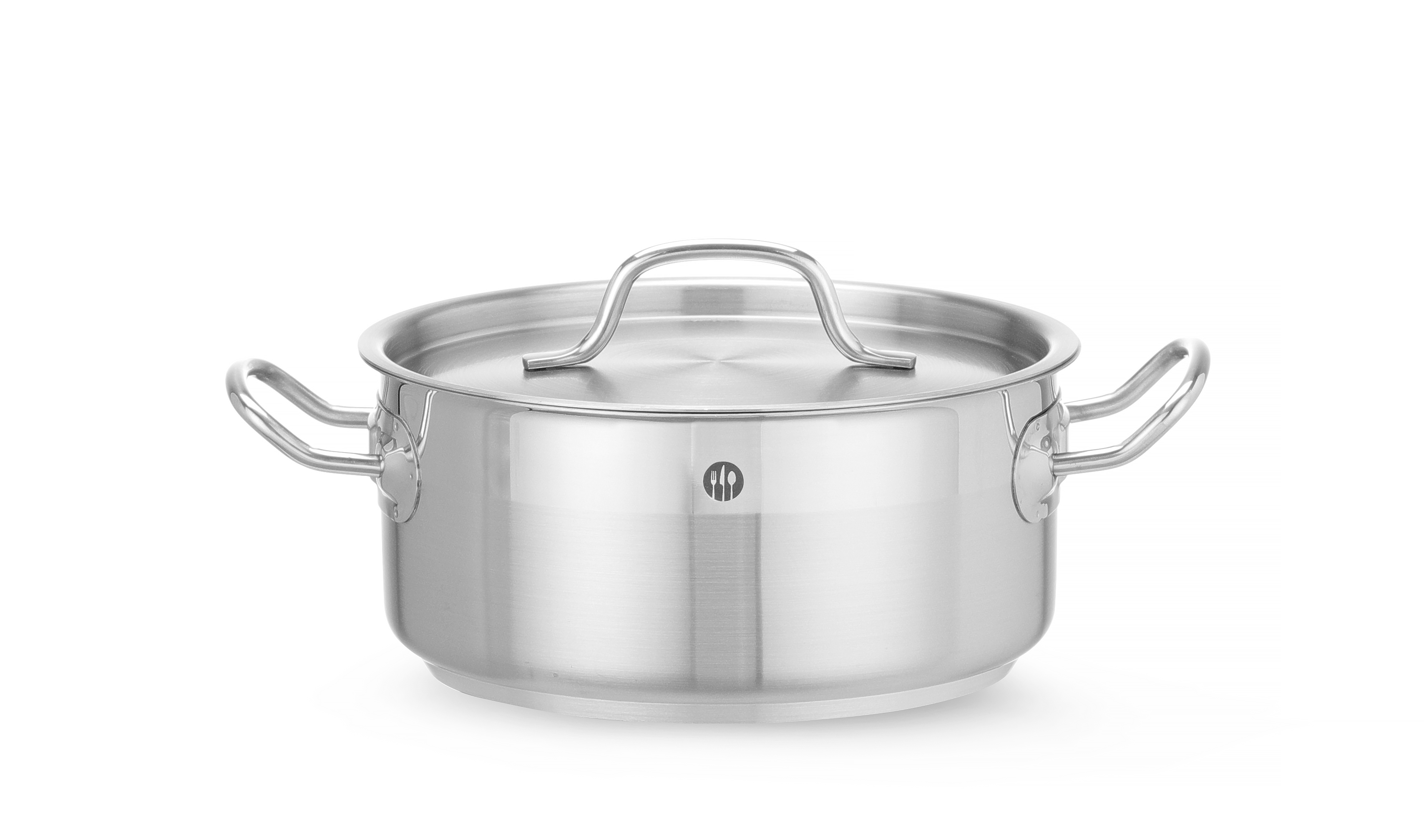 Pentola in acciaio inox con coperchio e manici, su sfondo bianco.