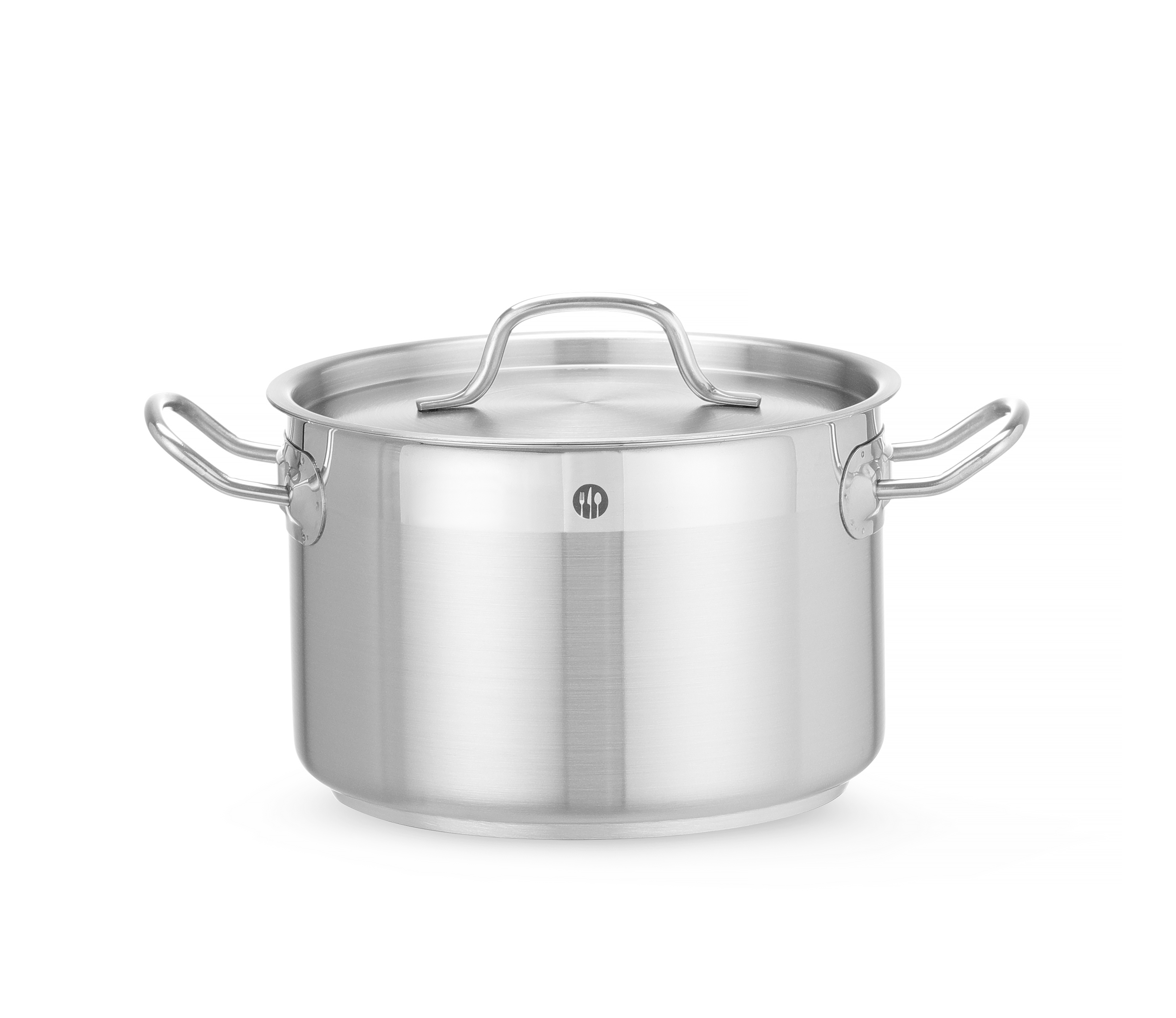 Una pentola in acciaio inox con coperchio e manici su sfondo bianco.