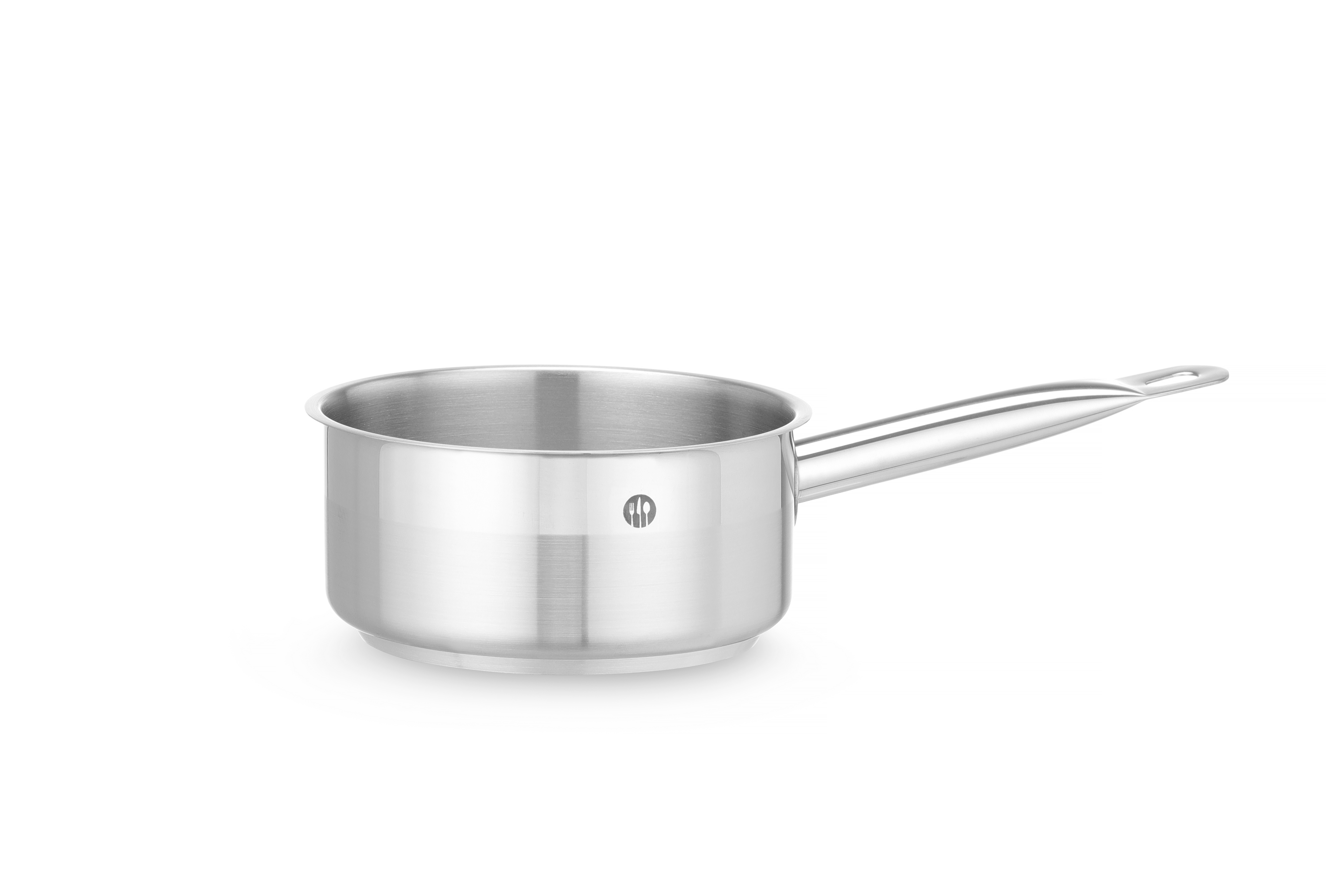 Casseruola in acciaio inox con manico, sfondo bianco.