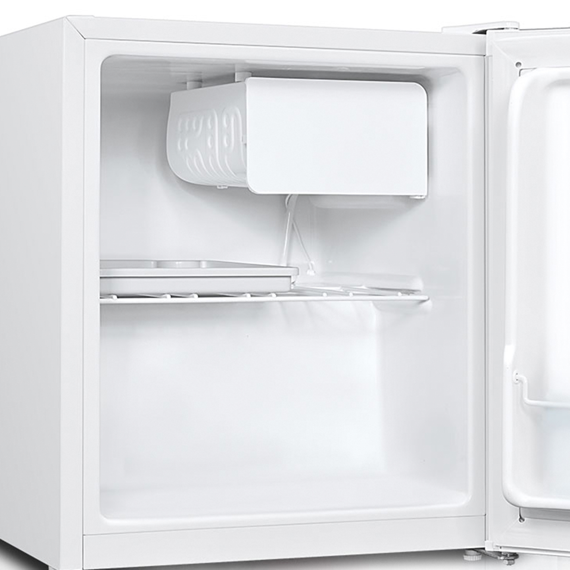 Interior de mini-nevera blanca. Muestra una balda, una máquina de hielo y el interior.