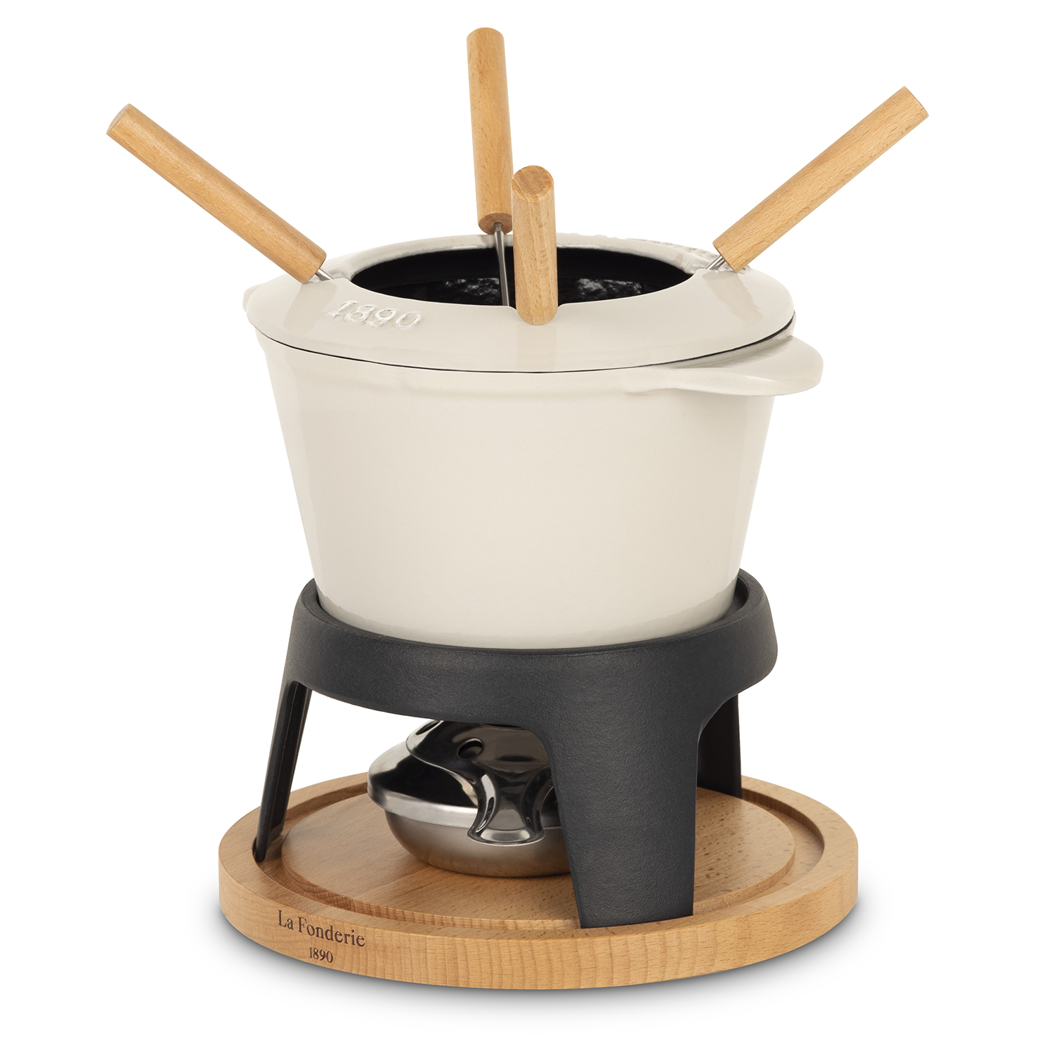 Ein weißer Fonduetopf mit Holzgabeln auf einem Holzsockel, mit schwarzem Ständer und Brenner.