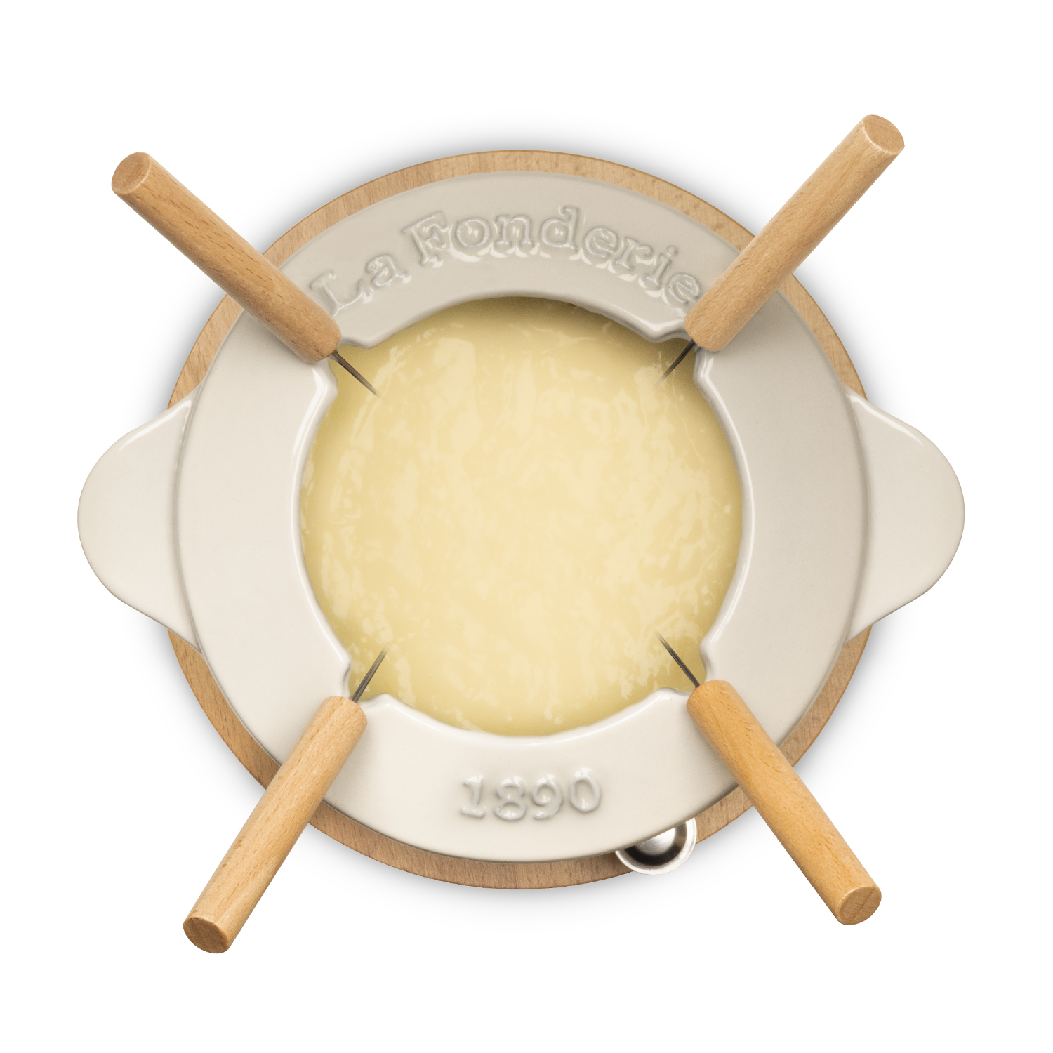 Fondue-Topf mit Käse und Gabeln. Holzständer. Weißer Keramiktopf mit dem Text La Fonderie 1890.