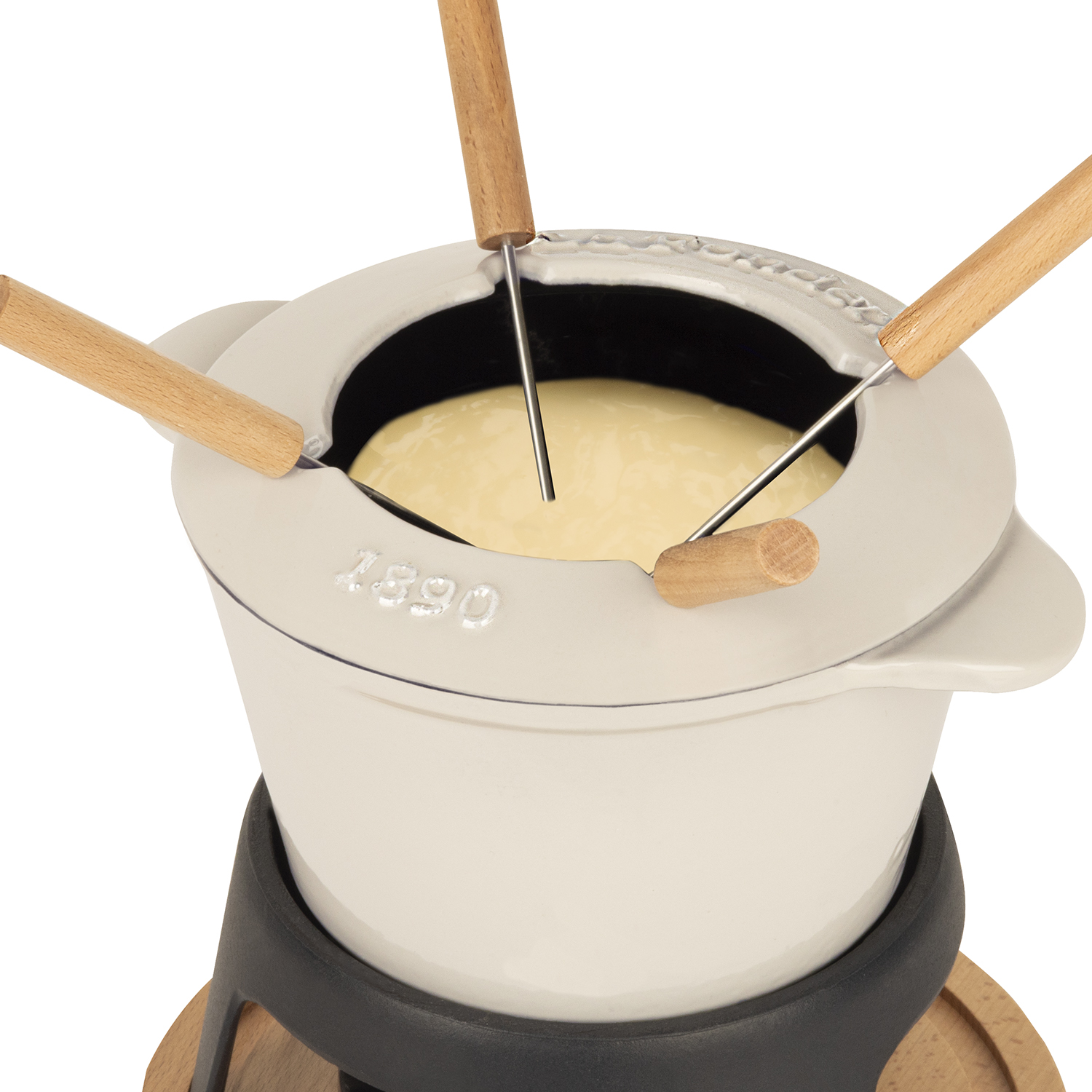 Fondue-Topf mit vier Gabeln; Käse innen. Holz- und Metallutensilien.