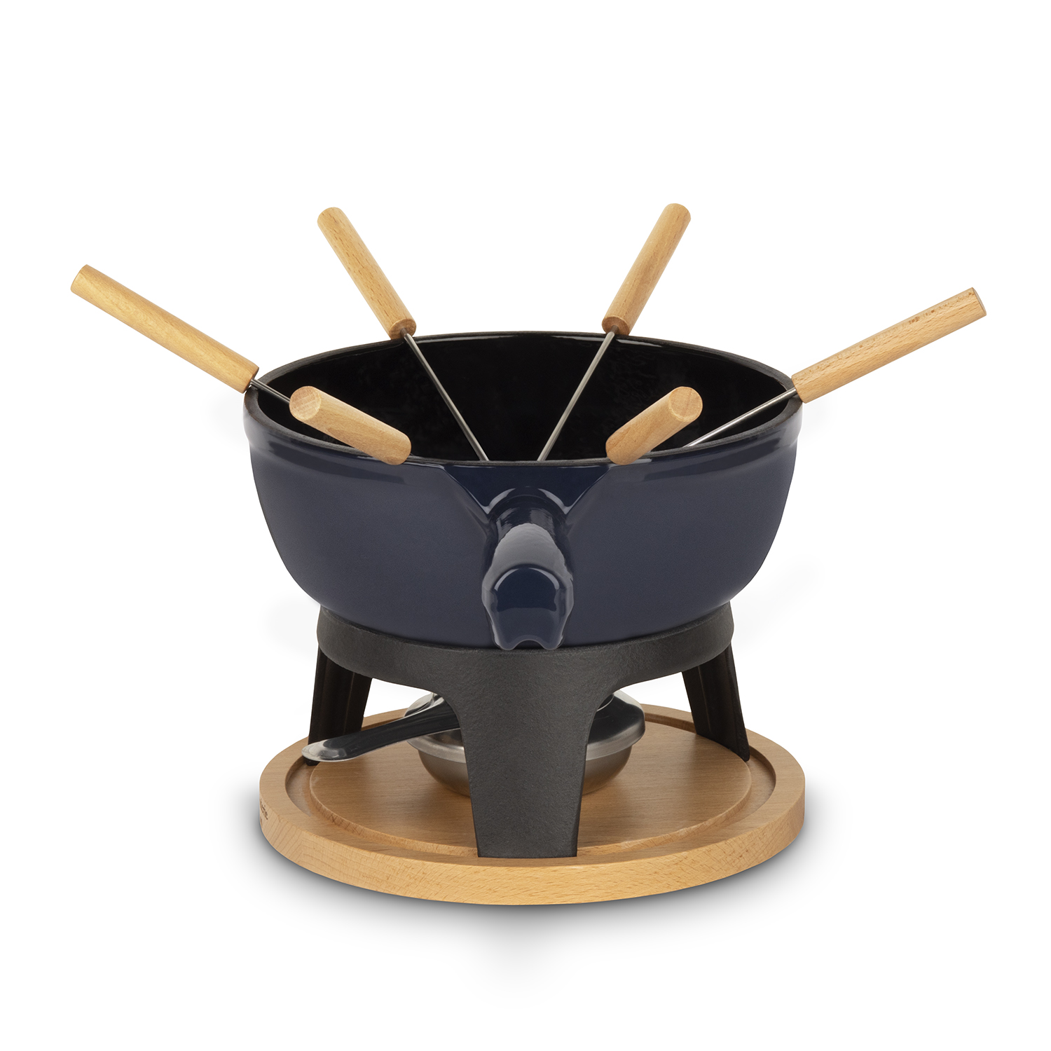 Pentola per fonduta blu con manici e forchette in legno. Su base rotonda in legno e supporto nero.