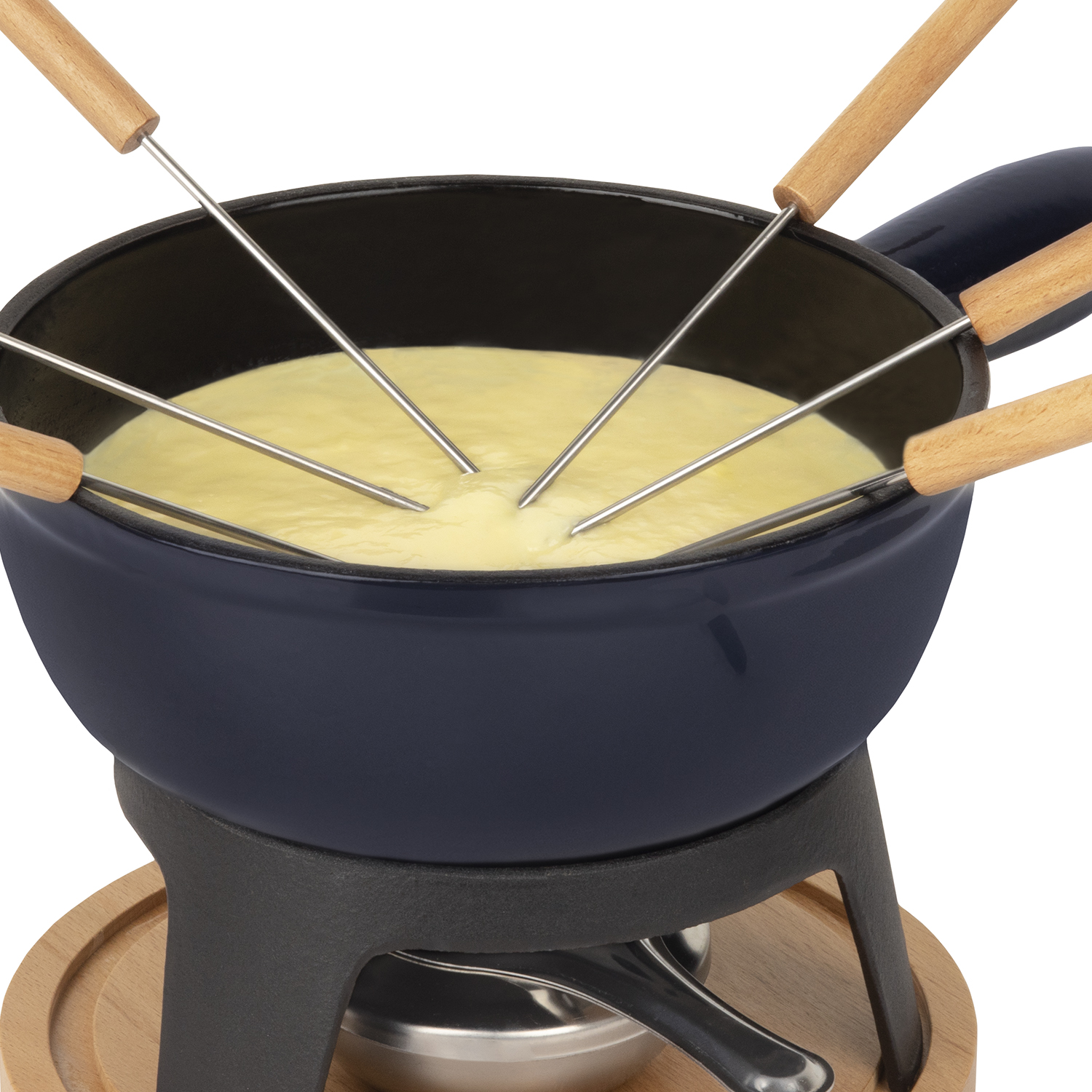 Una pentola per fonduta blu scuro piena di formaggio. Forchette di legno sono nella pentola.