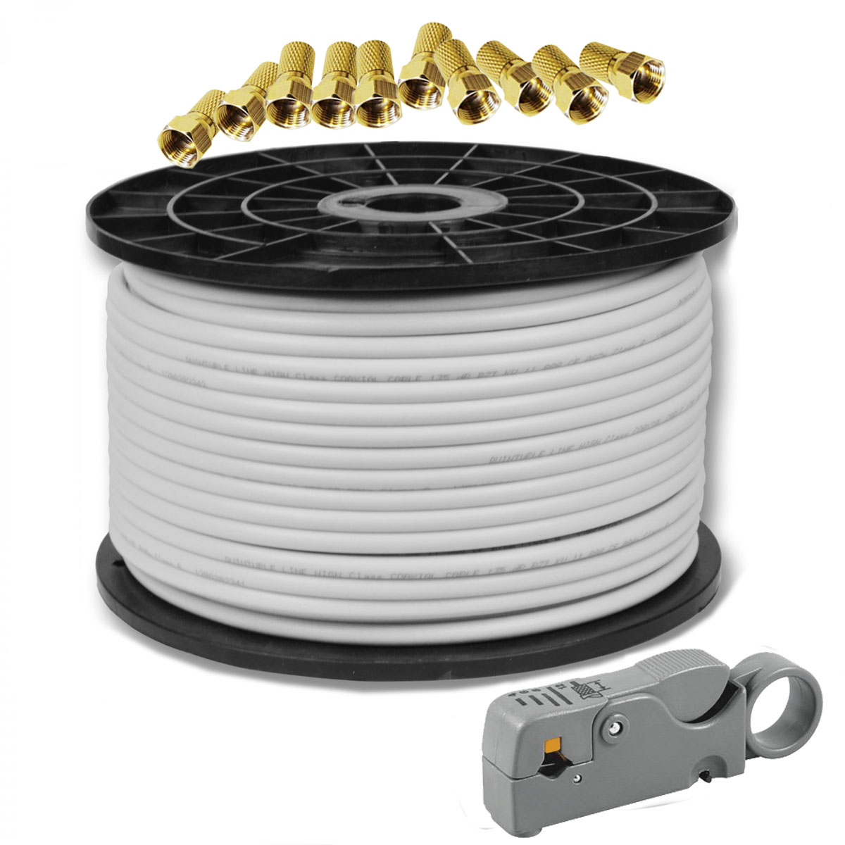 Eine Rolle weißes Koaxialkabel, Stecker und ein Kabelabisolierer, isoliert auf Weiß.