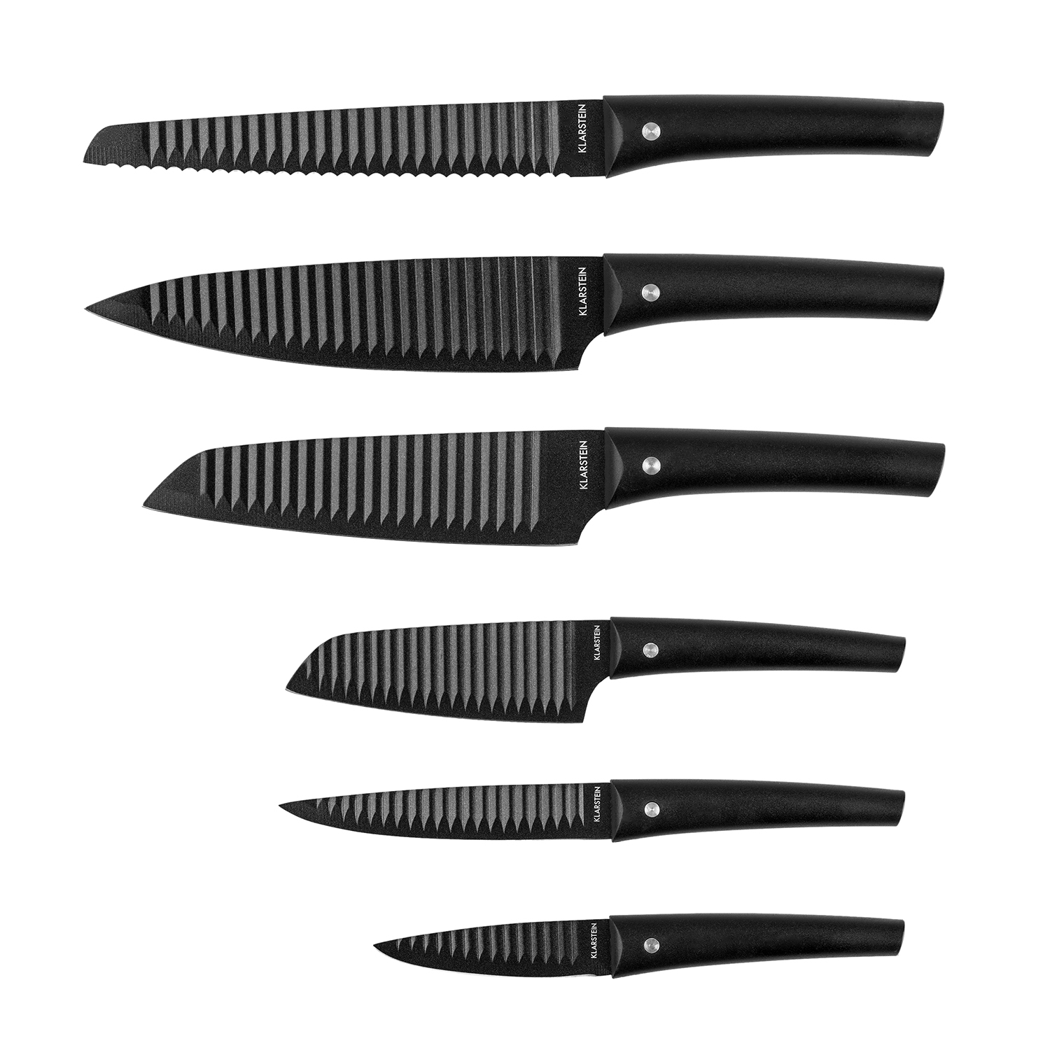 Set schwarzer Messer mit gezahnten Klingen auf weißer Oberfläche, schräge Ansicht.