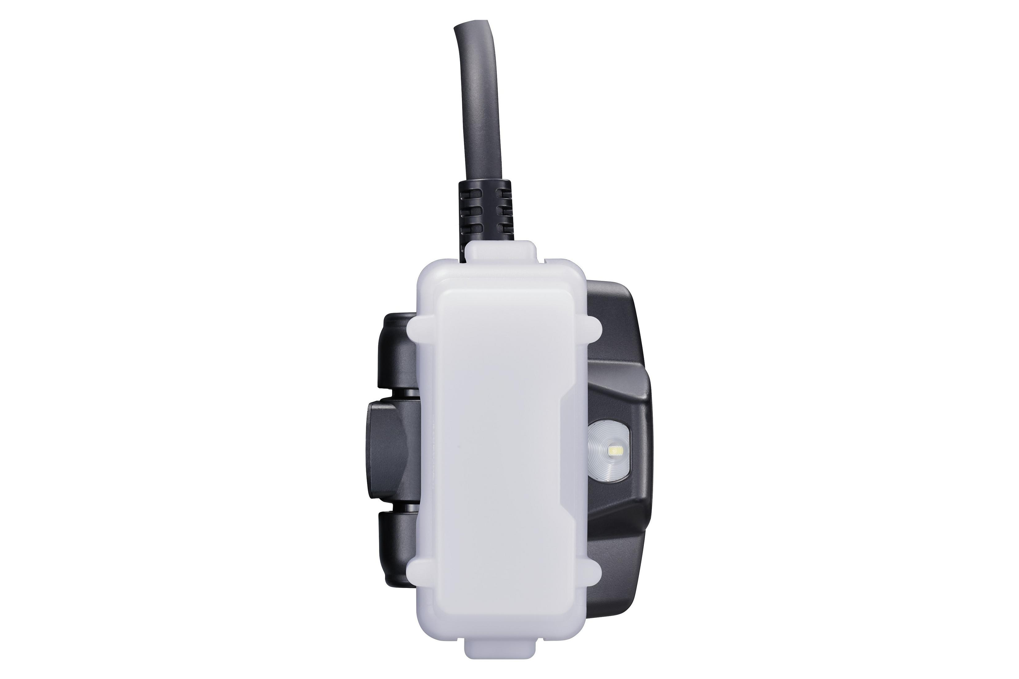 Un parasurtenseur noir et blanc avec un cordon, isolé sur fond blanc.