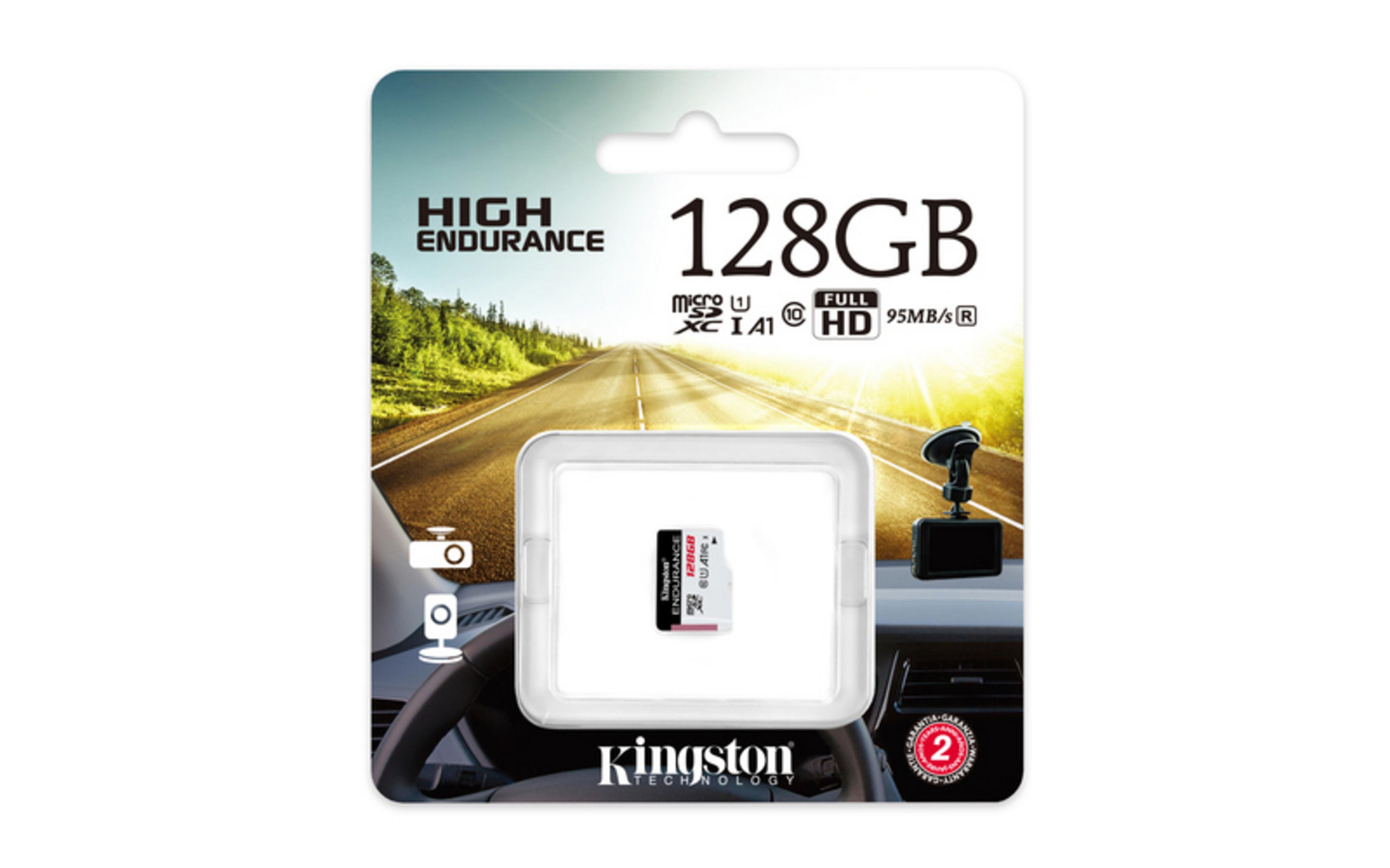 SD-Karte in einer Verpackung. Die Verpackung zeigt ein Auto und '128GB'.