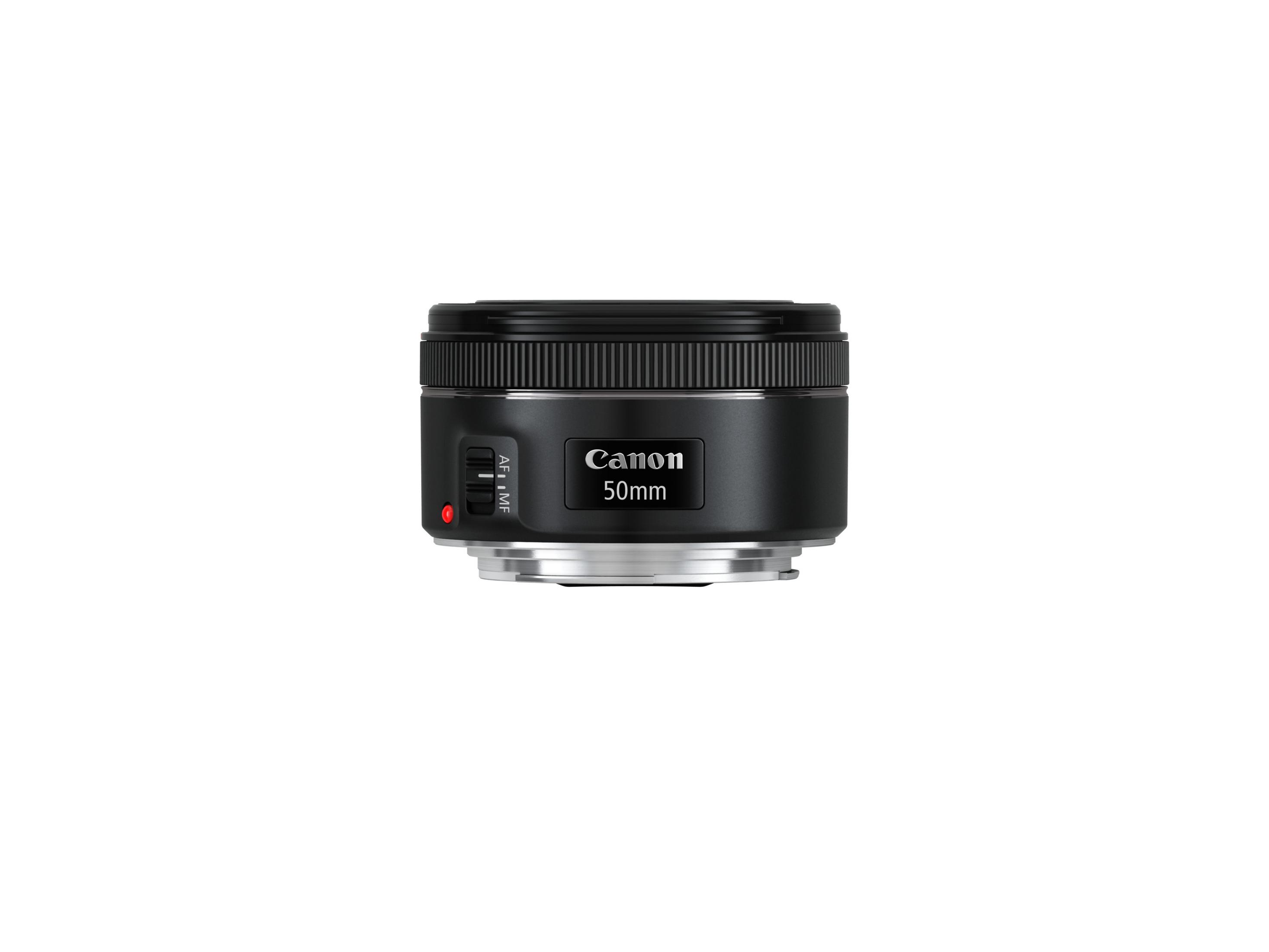 Ein schwarzes Canon 50mm Objektiv auf weißem Hintergrund. Das Objektiv hat das Canon Logo.
