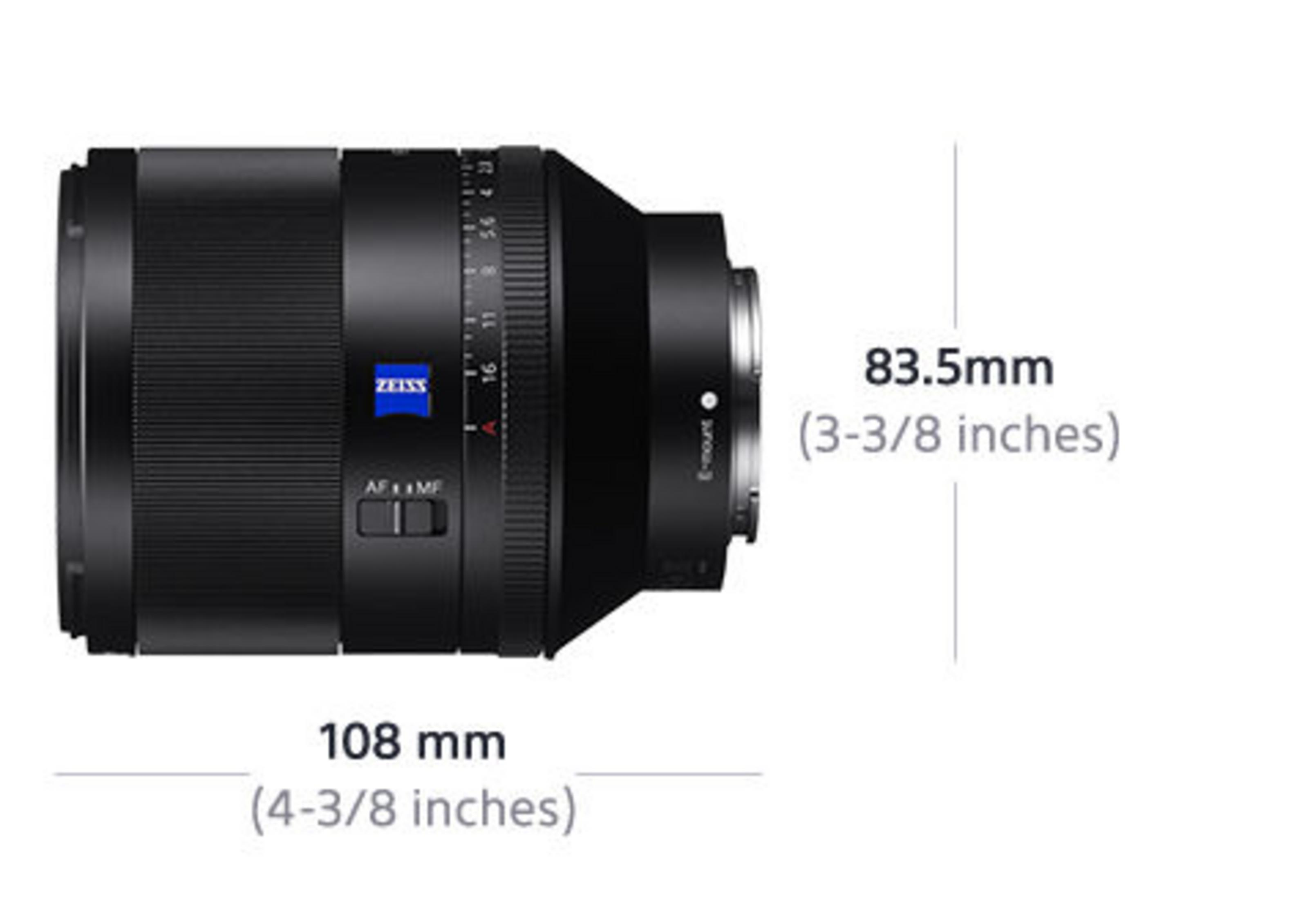 Una lente de cámara negra con un logotipo azul de Zeiss y dimensiones: 108 mm de longitud, 83,5 mm de altura.