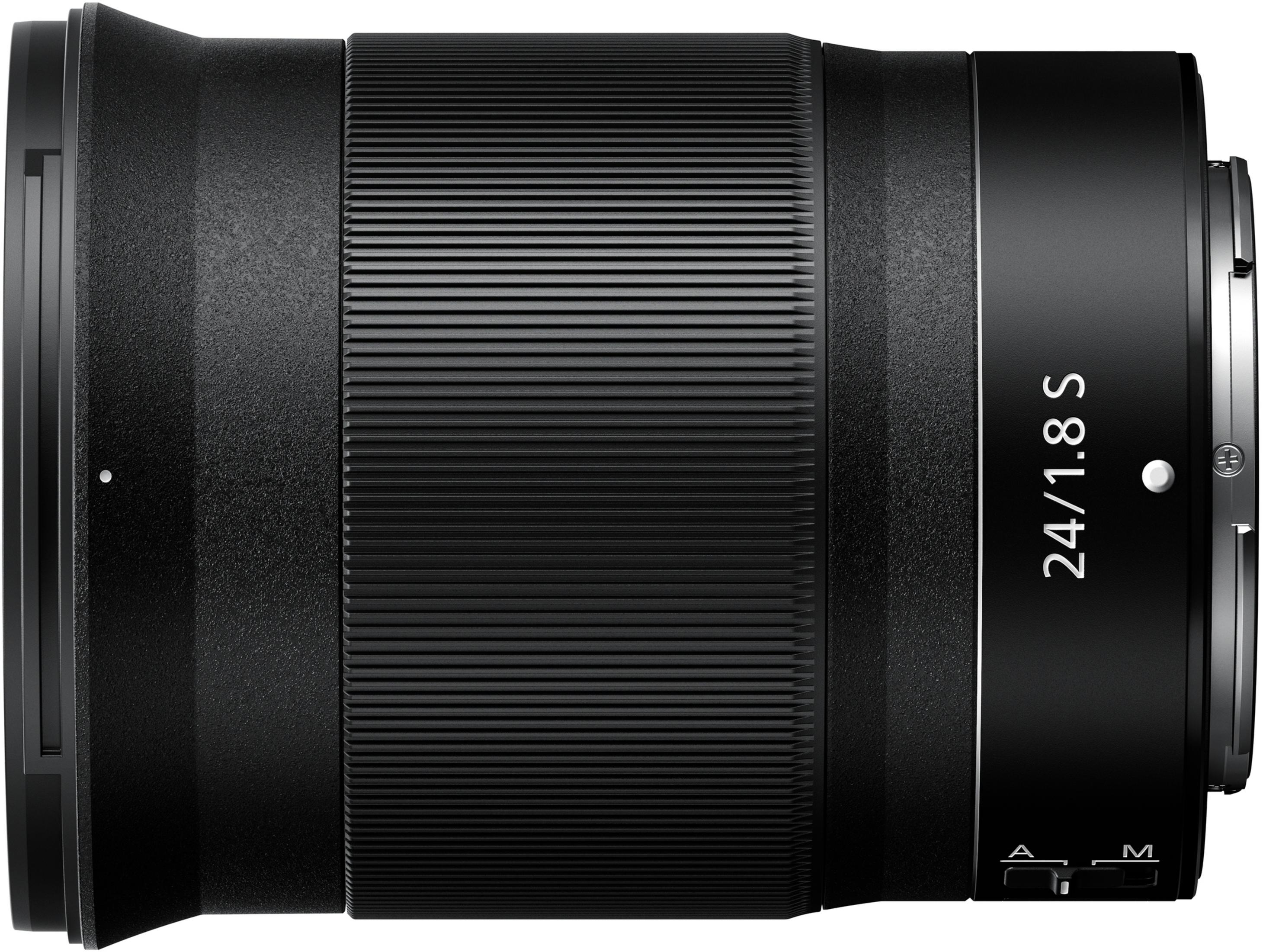 Obiettivo fotocamera nero, 24/1.8 S, con impugnatura zigrinata. Ghiera di messa a fuoco anteriore. Testo bianco su fascia nera.