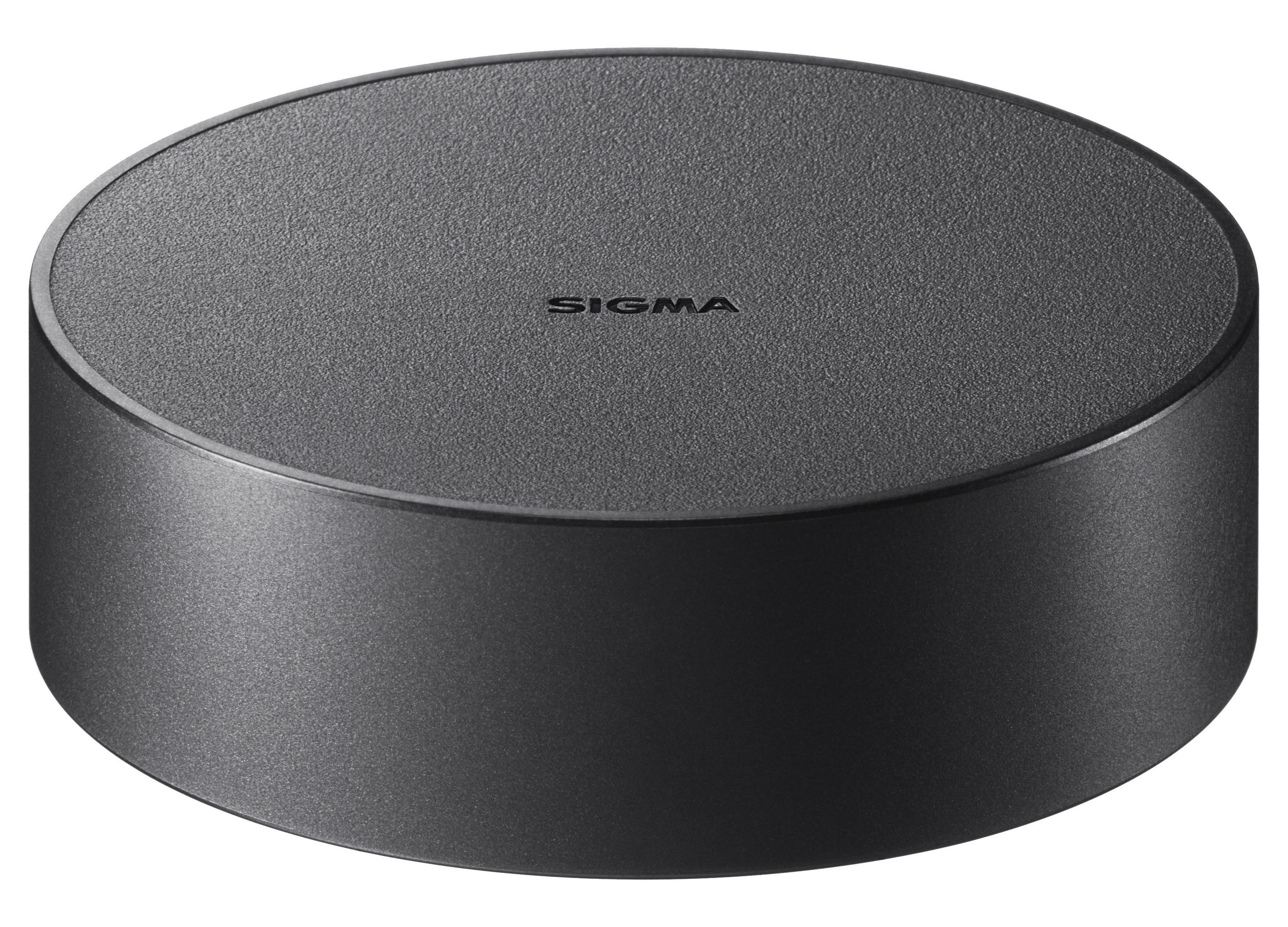 Czarna osłona obiektywu Sigma, okrągły kształt, na białym tle. Widoczne logo Sigma.