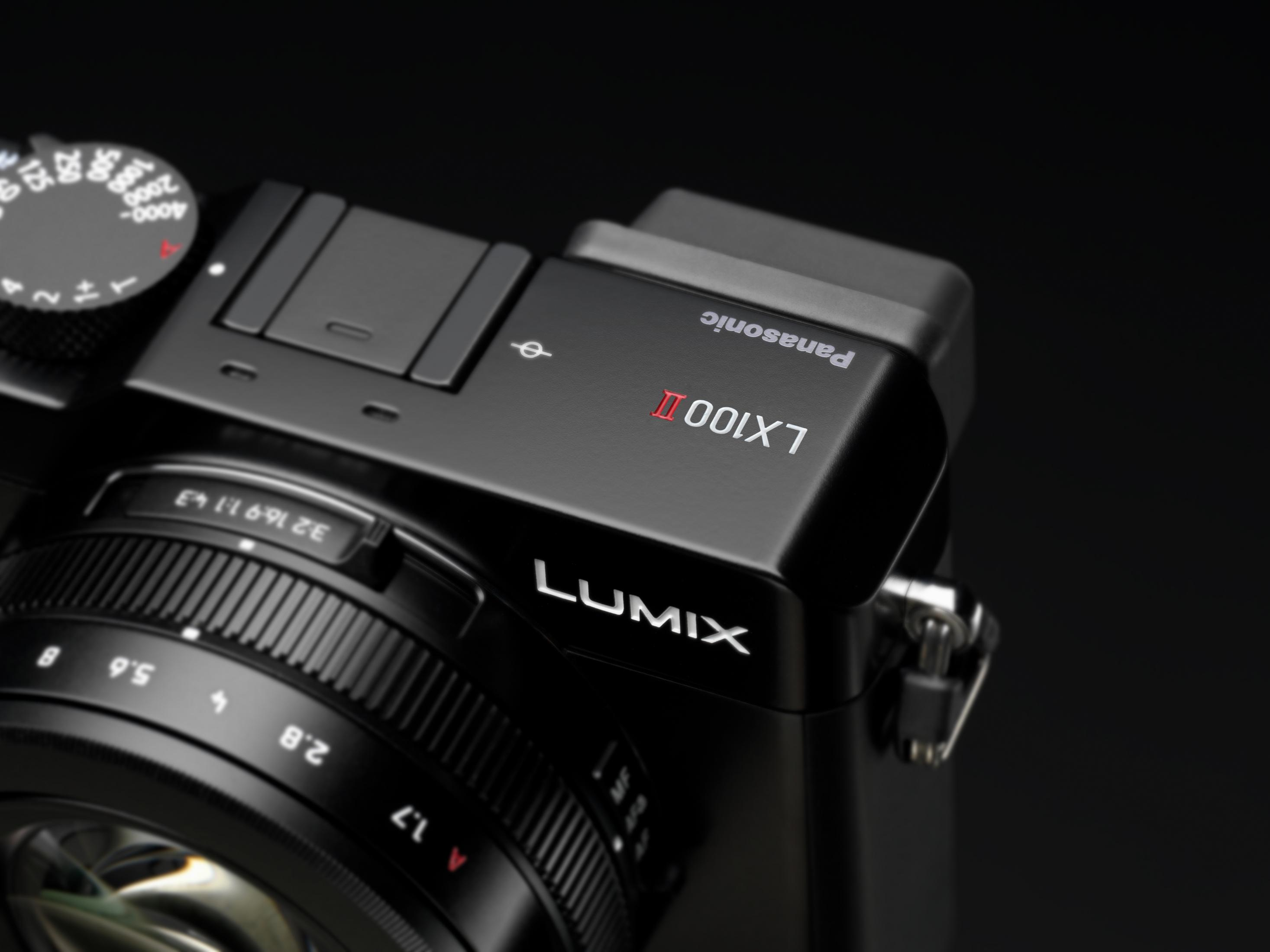 Schwarze Kamera mit den roten LUMIX und LX100 II Schriftzügen.