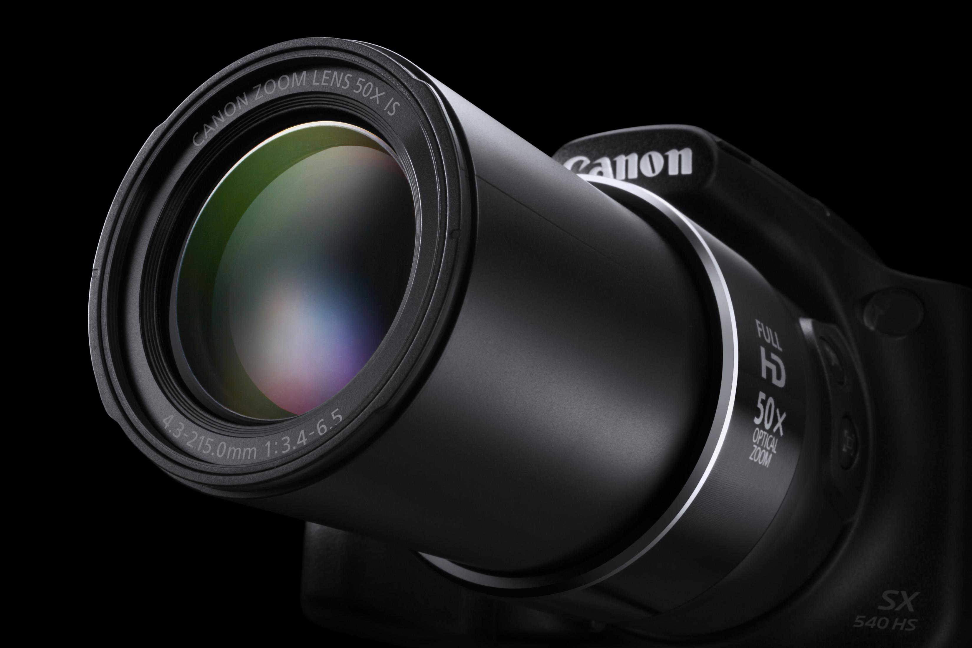 Canon Kameraobjektiv. Ein schwarzes Canon Kameraobjektiv mit verschiedenen Schriftzügen auf schwarzem Hintergrund.