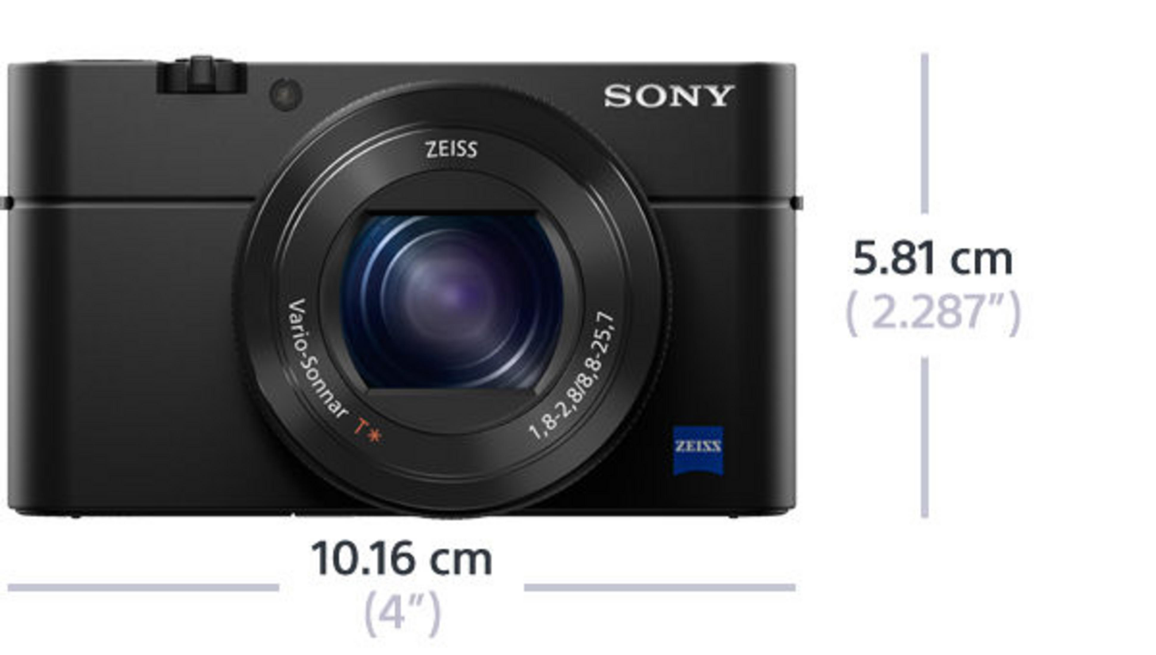 Schwarze Sony Kamera mit Objektiv und Maßanzeigen, isoliert auf Weiß, Nahaufnahme.