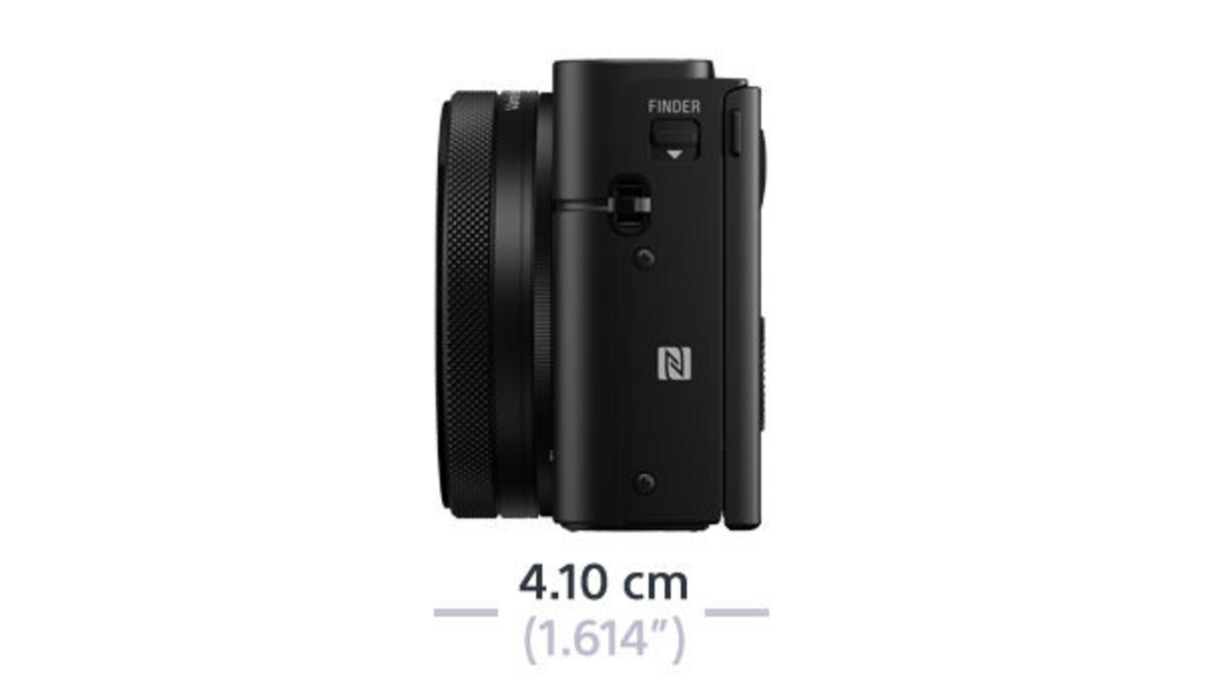 Eine schwarze Digitalkamera von der Seite gesehen. Sie hat ein Objektiv und einen Knopf mit der Aufschrift 'Finder'.