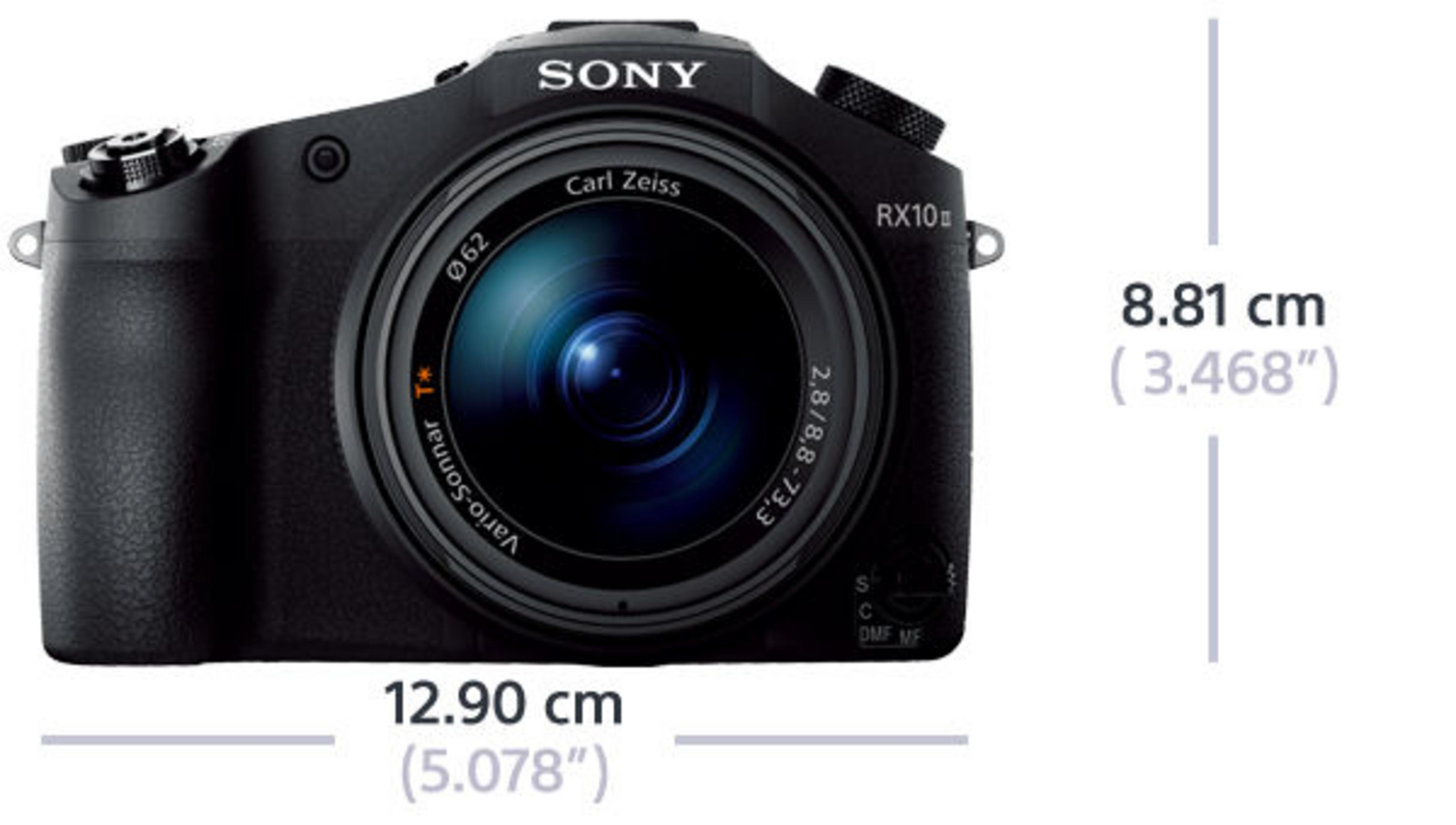 Eine schwarze Sony RX10 II Kamera mit Objektiv. Abmessungen: 12,90 cm und 8,81 cm.