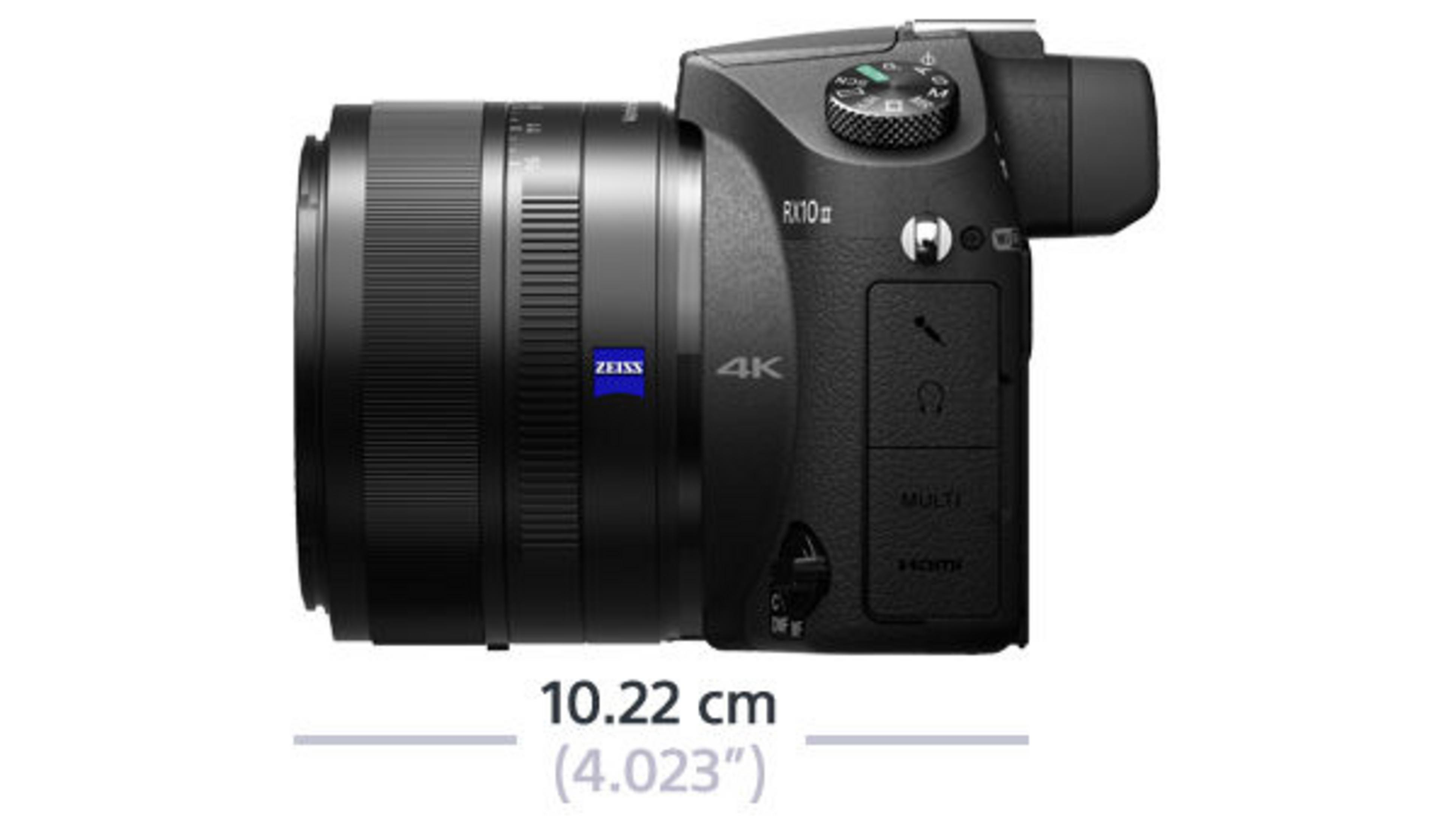 Schwarze Kamera mit Objektiv. Es hat ein ZEISS-Logo und den Text 4K.