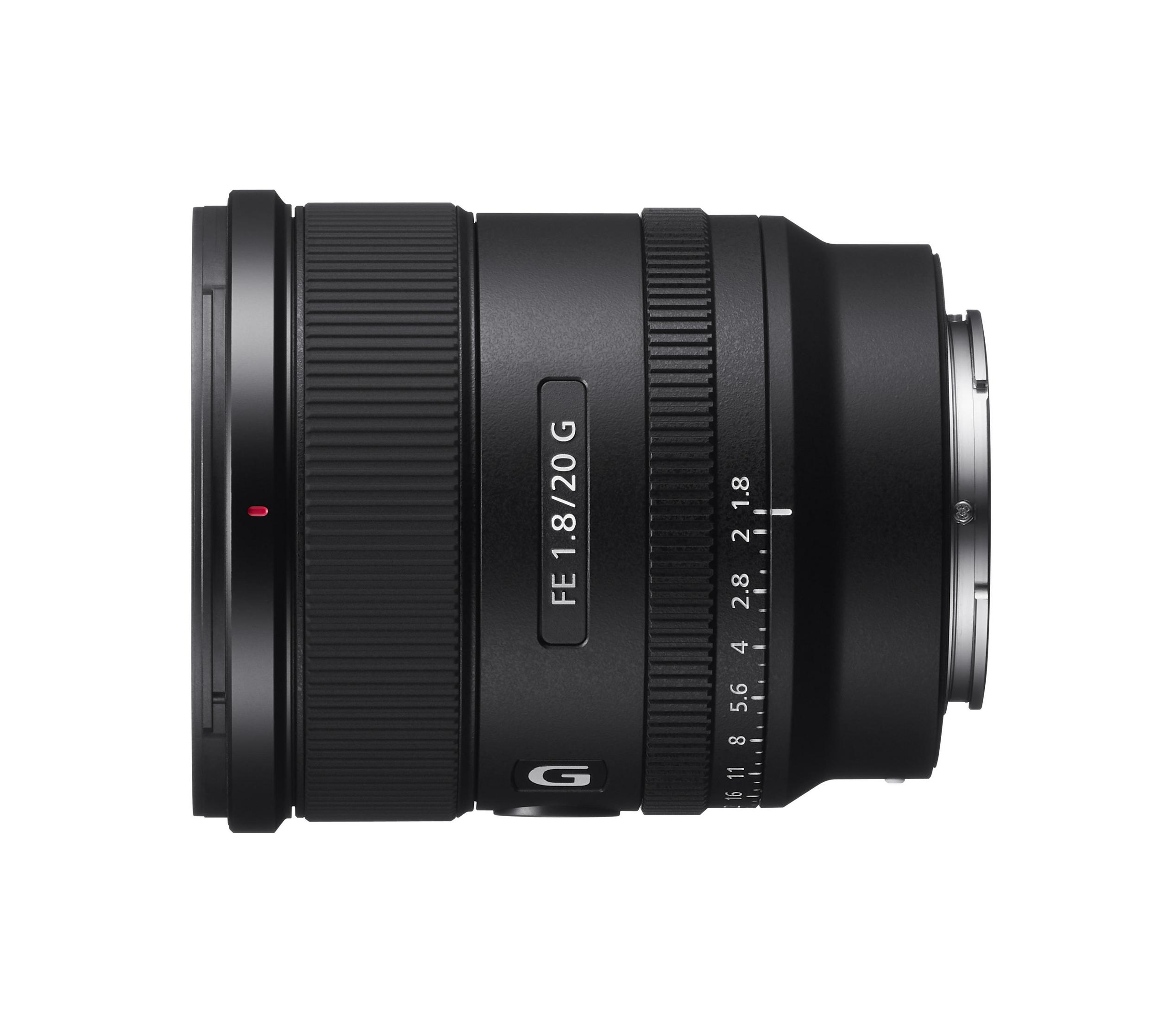 Zbliżenie czarnego obiektywu aparatu z pierścieniami ostrości i przysłony.